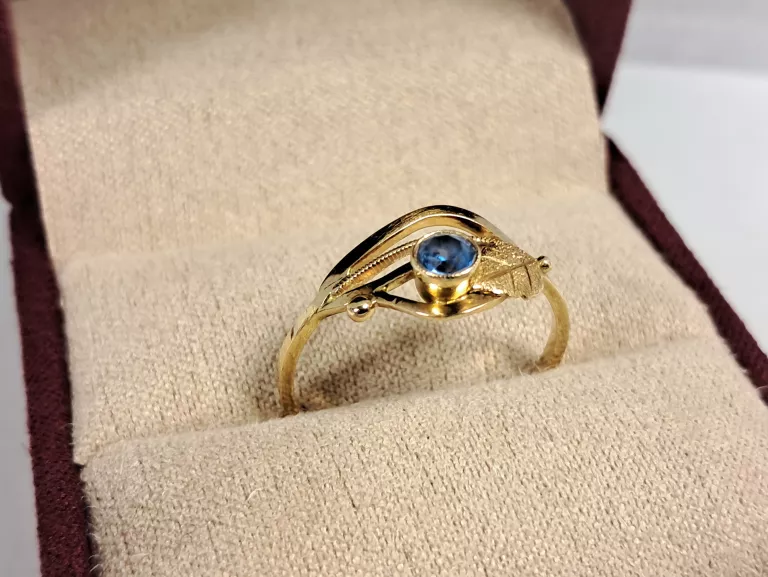 drobny-zloty-pierscionek-z-niebieskim-kamieniem-585-151g-r17-material-15835-2