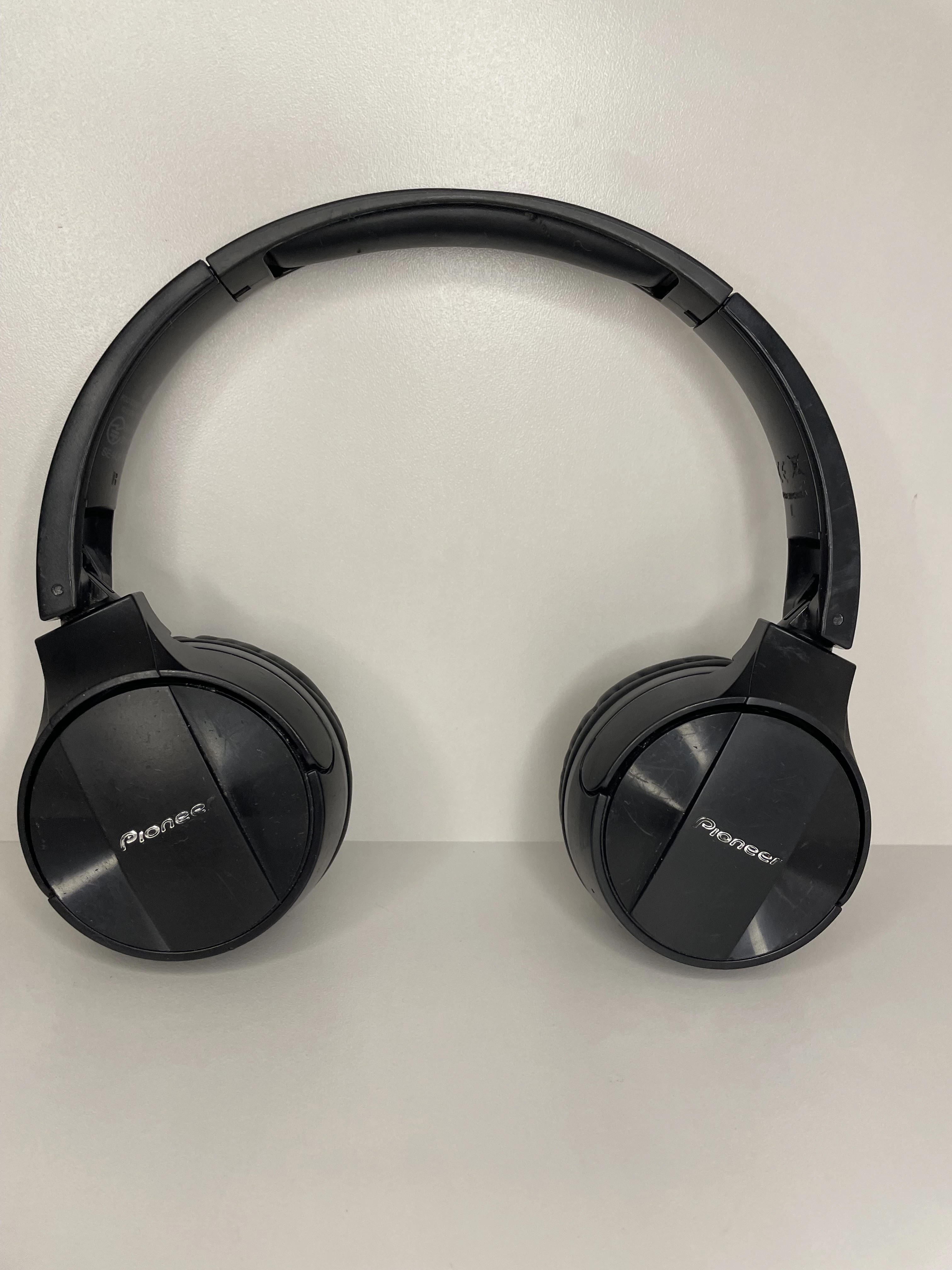 sluchawki-pioneer-se-mj553bt-k-nauszne-bezprzewodowe-rynek-27-ostrow