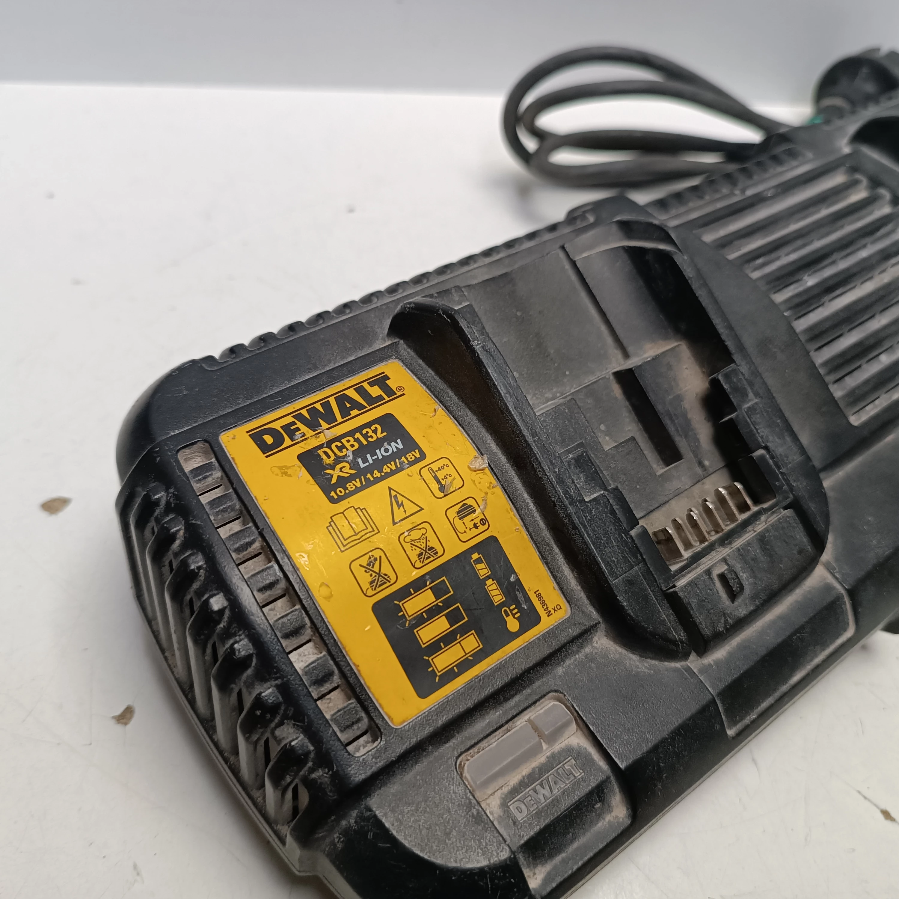 ladowarka-dwuportowa-dewalt-dcb132-marka-248811-950256