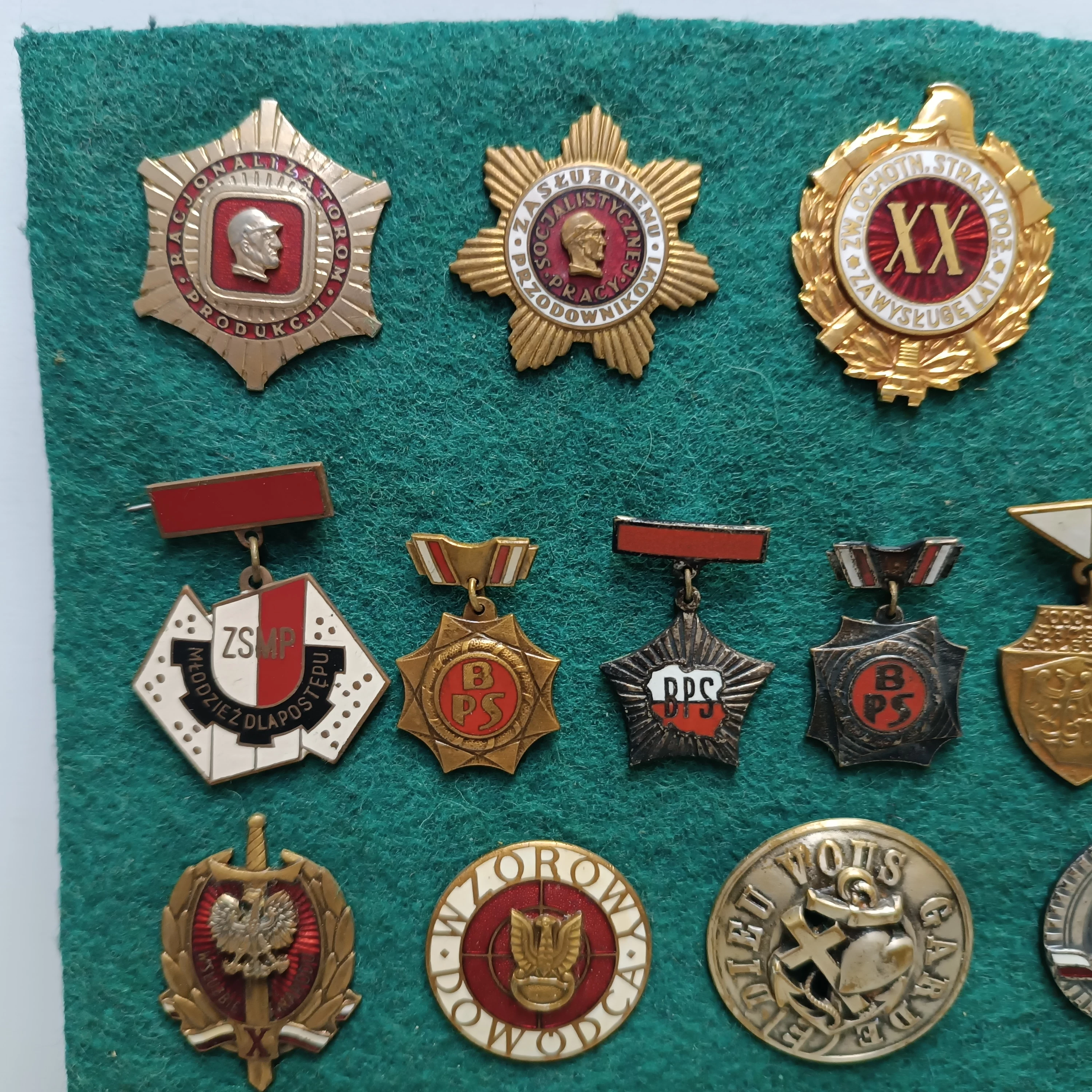 zestaw-przypinek-medali-prl-osiedle-teatralne-3u15-krakow
