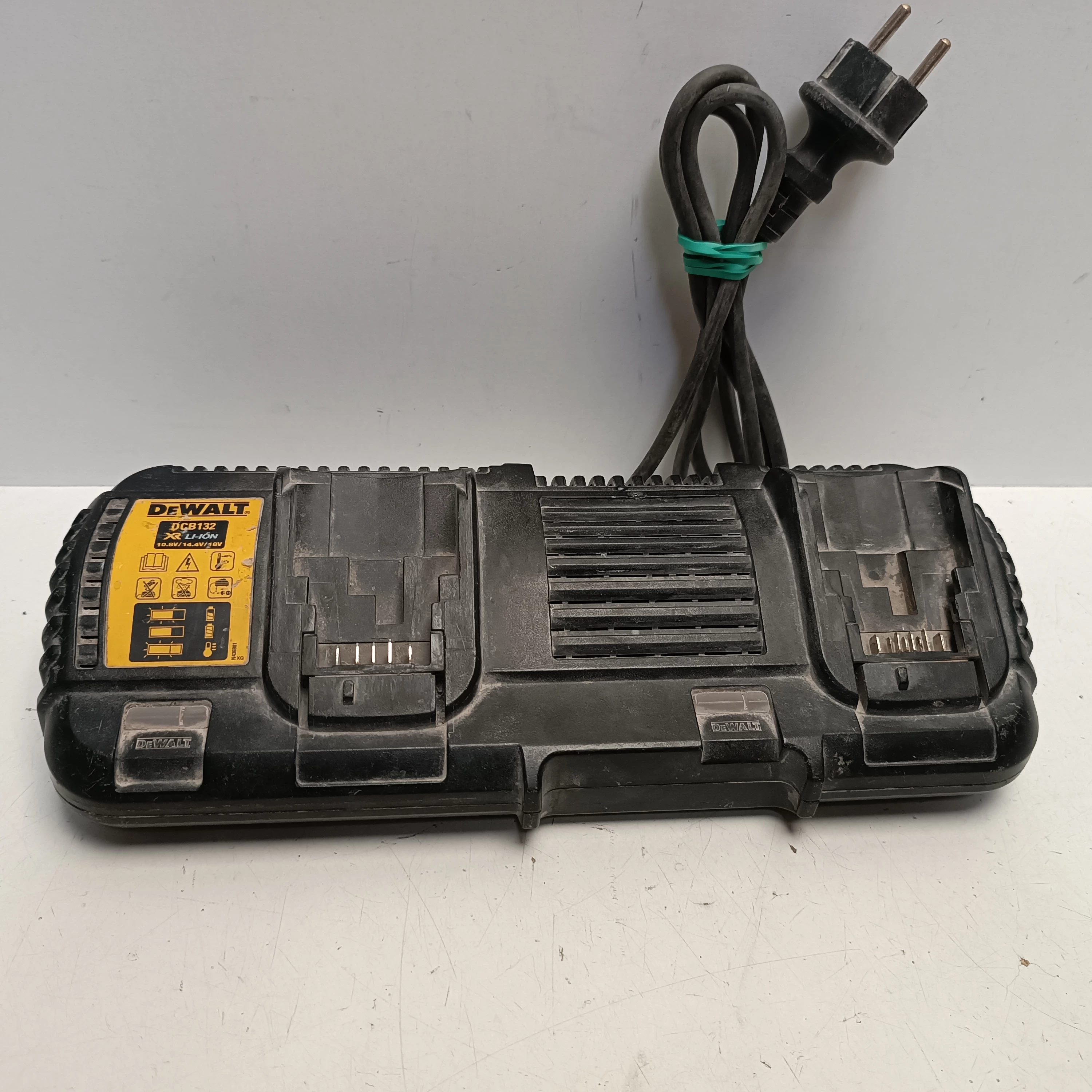 ladowarka-dwuportowa-dewalt-dcb132-ean-gtin-5035048640692