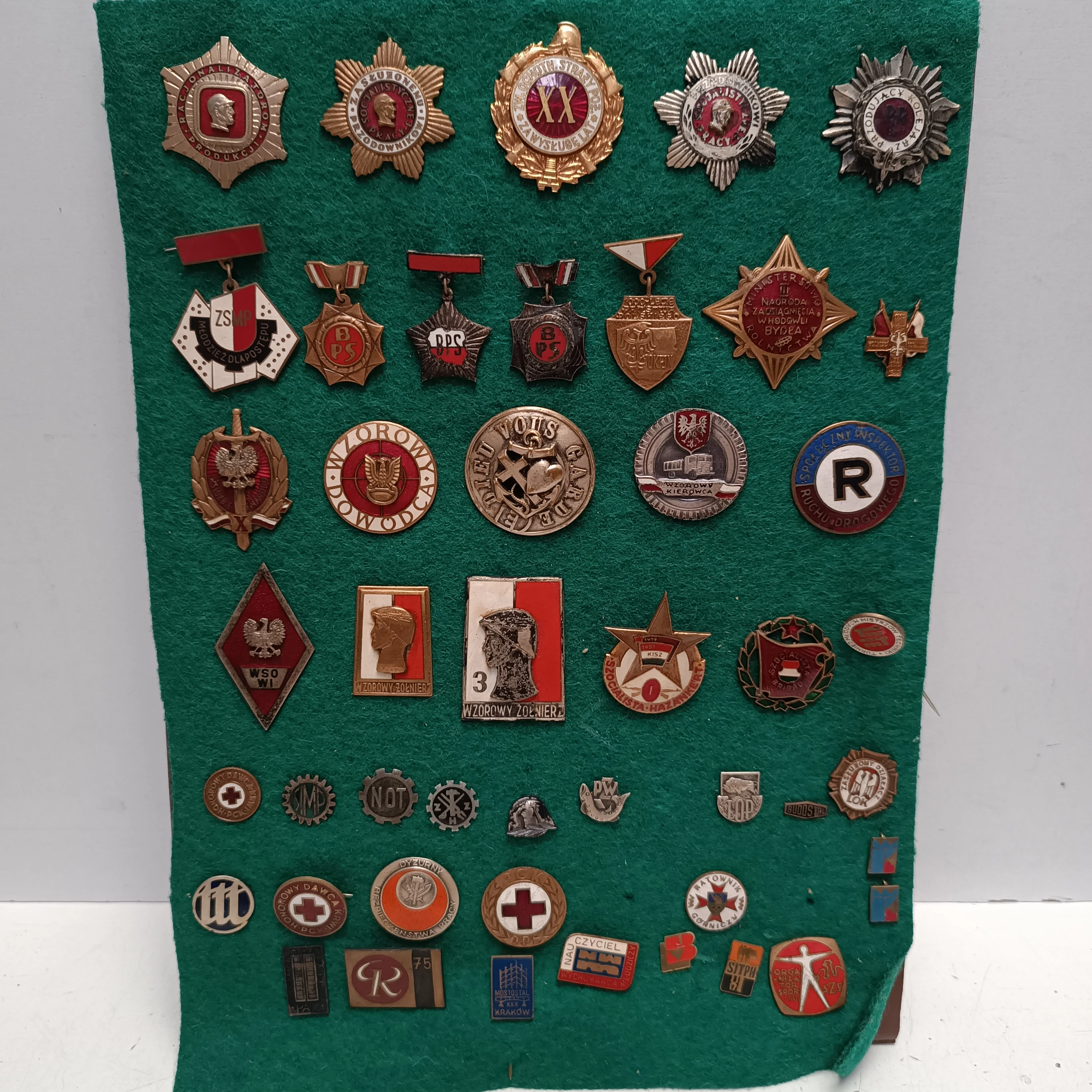 zestaw-przypinek-medali-prl-osiedle-teatralne-3u15-krakow