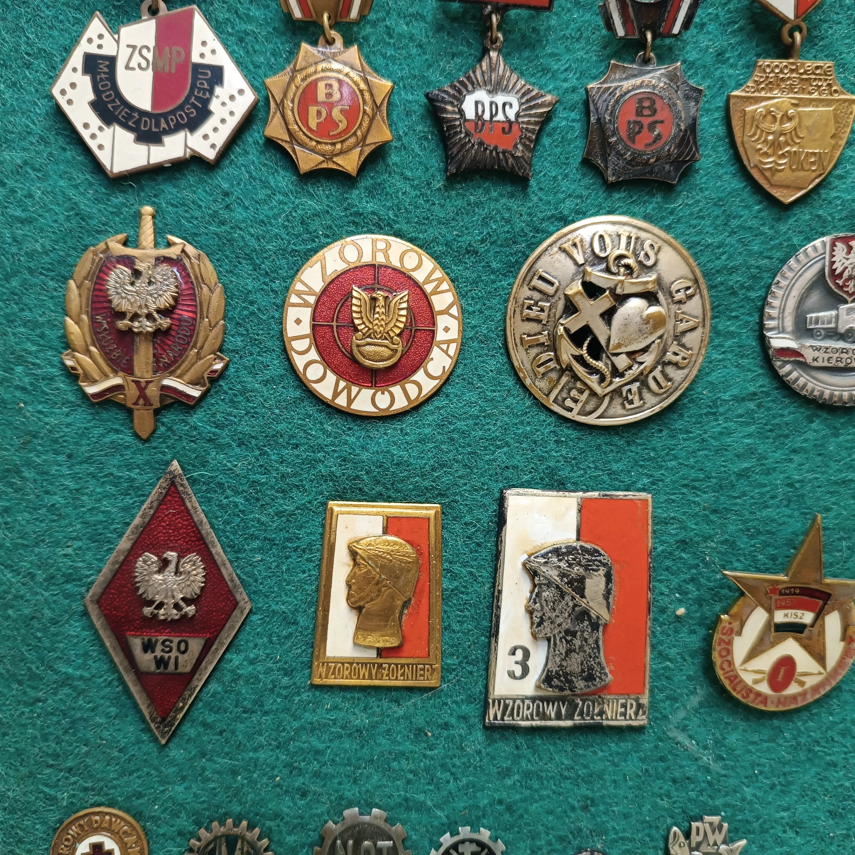 zestaw-przypinek-medali-prl-stan-11323-2036072