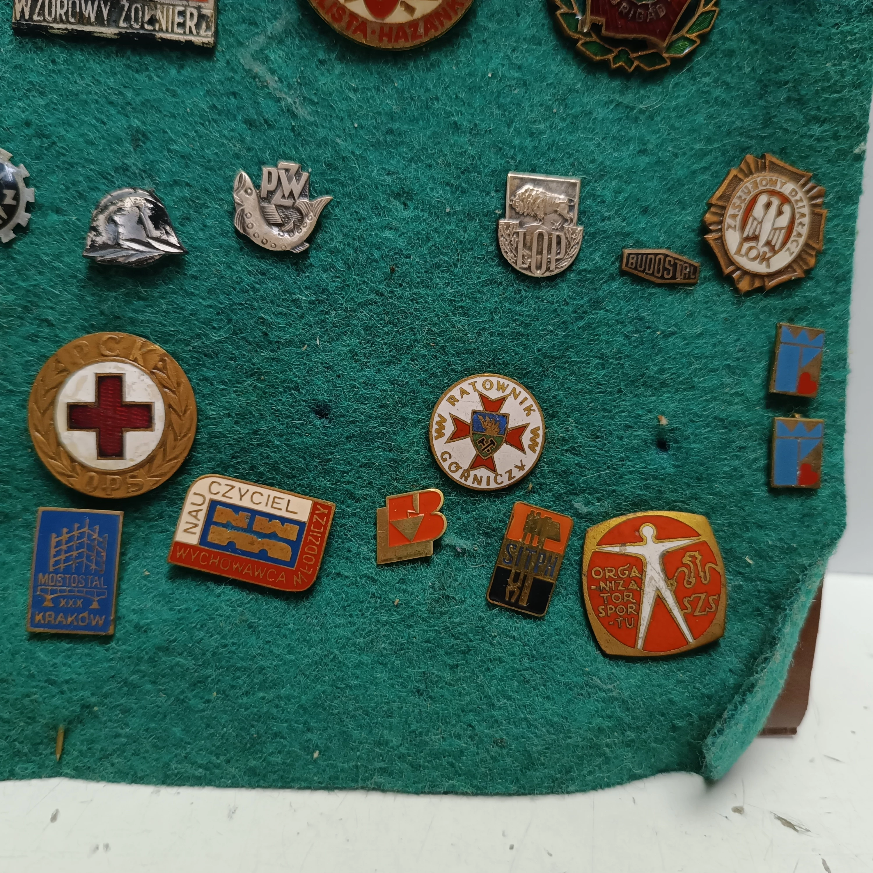 zestaw-przypinek-medali-prl-osiedle-teatralne-3u15-krakow