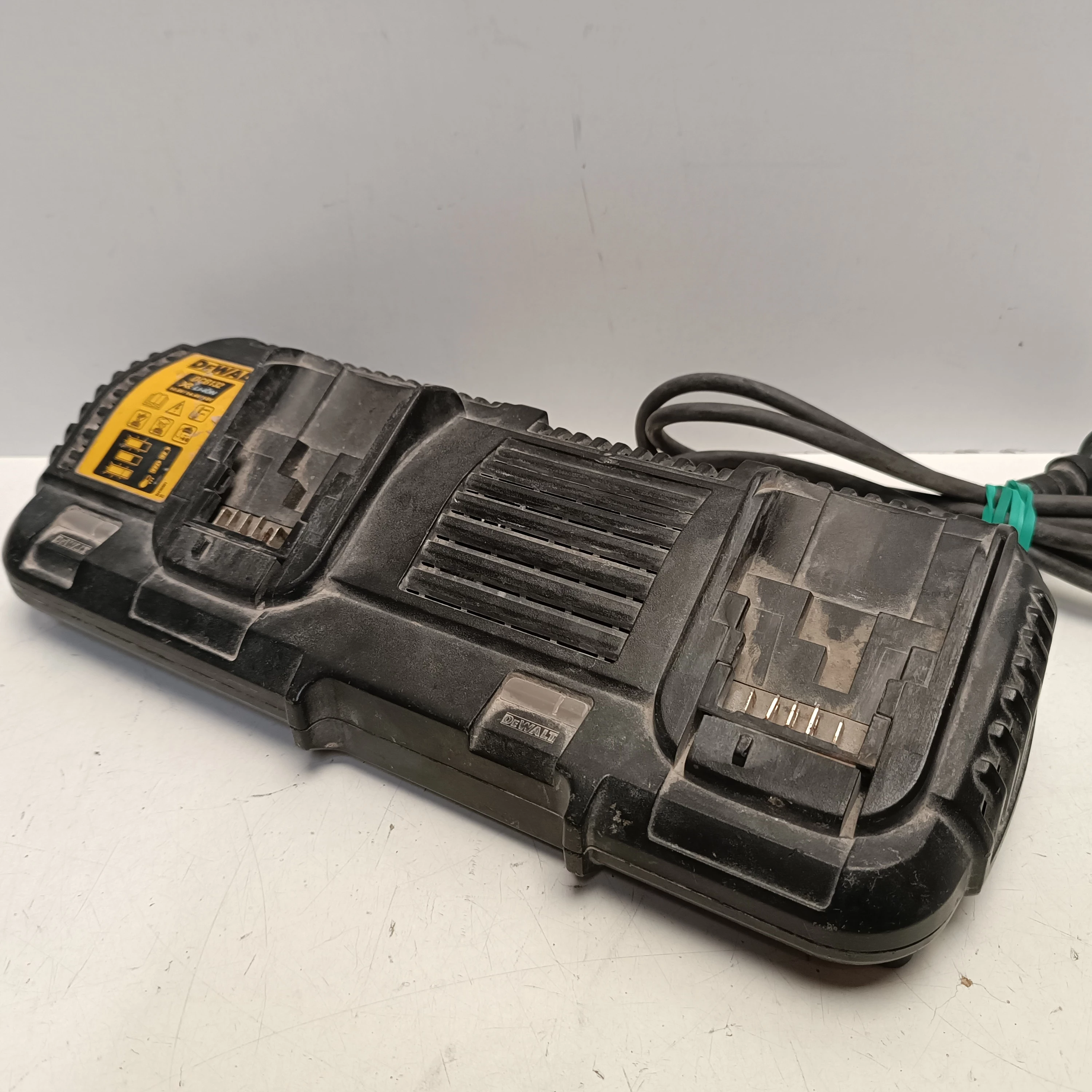 ladowarka-dwuportowa-dewalt-dcb132-stan-11323-2