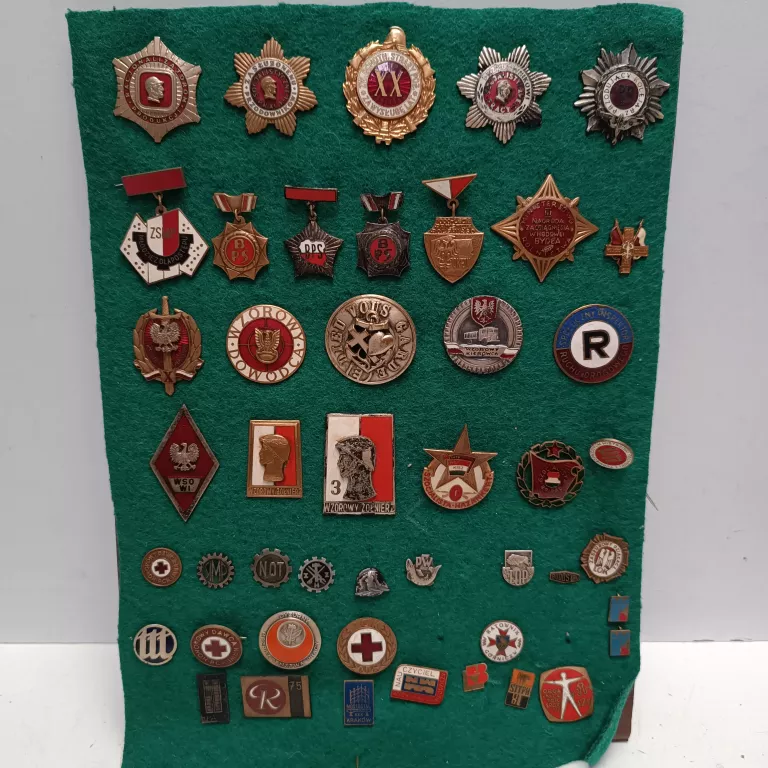 zestaw-przypinek-medali-prl-stan-11323-2036072