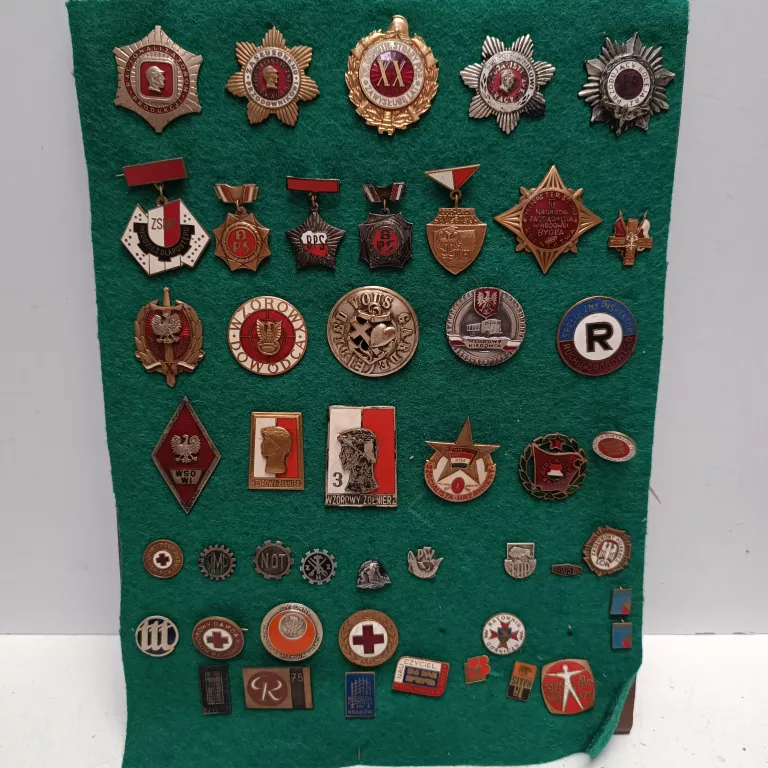 zestaw-przypinek-medali-prl-osiedle-teatralne-3u15-krakow