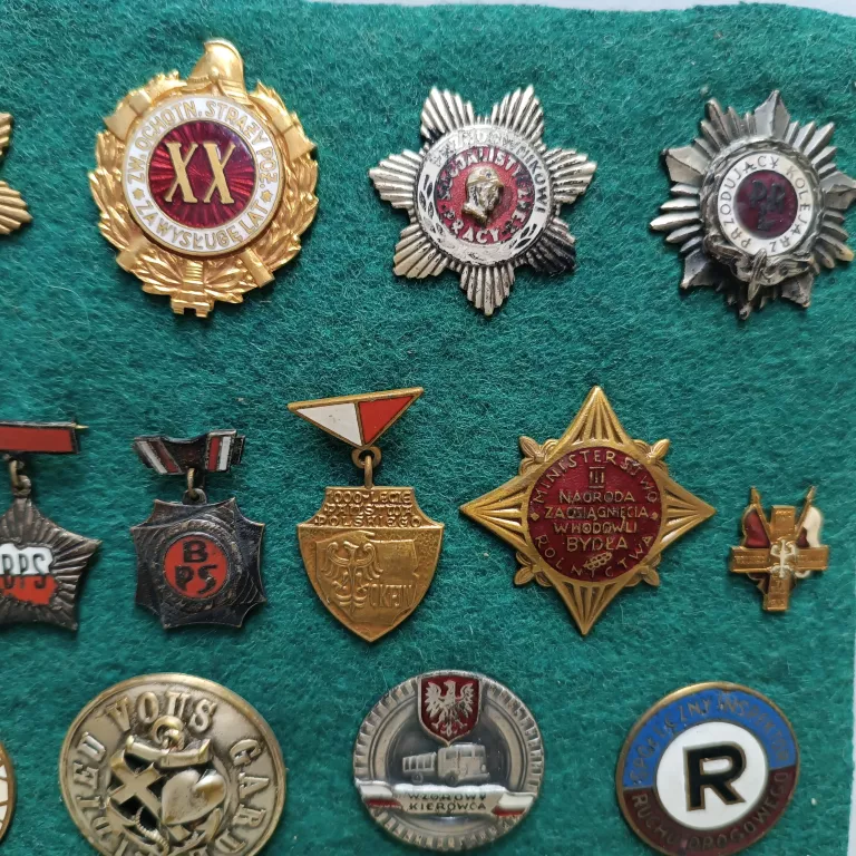 zestaw-przypinek-medali-prl-stan-11323-2036072