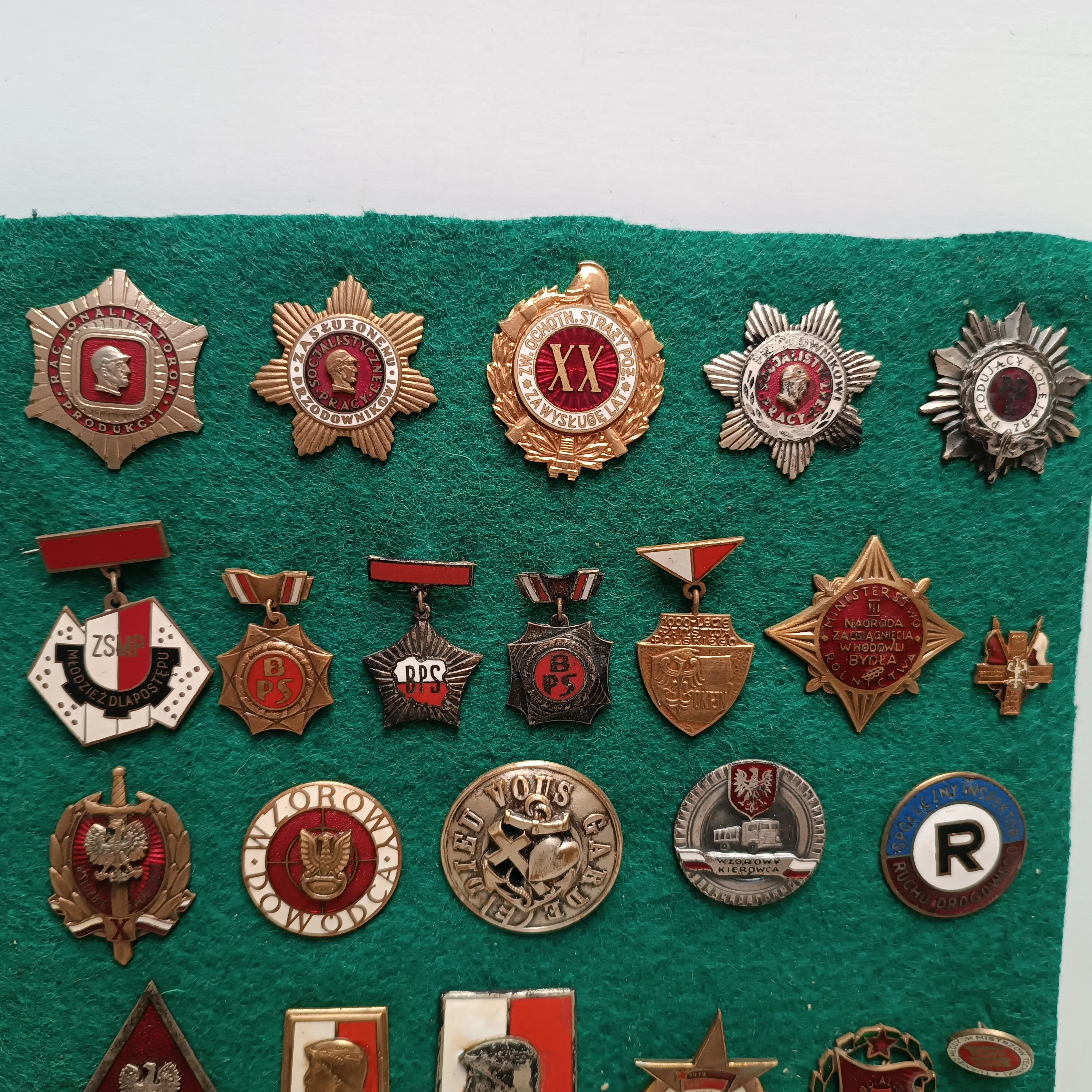 zestaw-przypinek-medali-prl-osiedle-teatralne-3u15-krakow