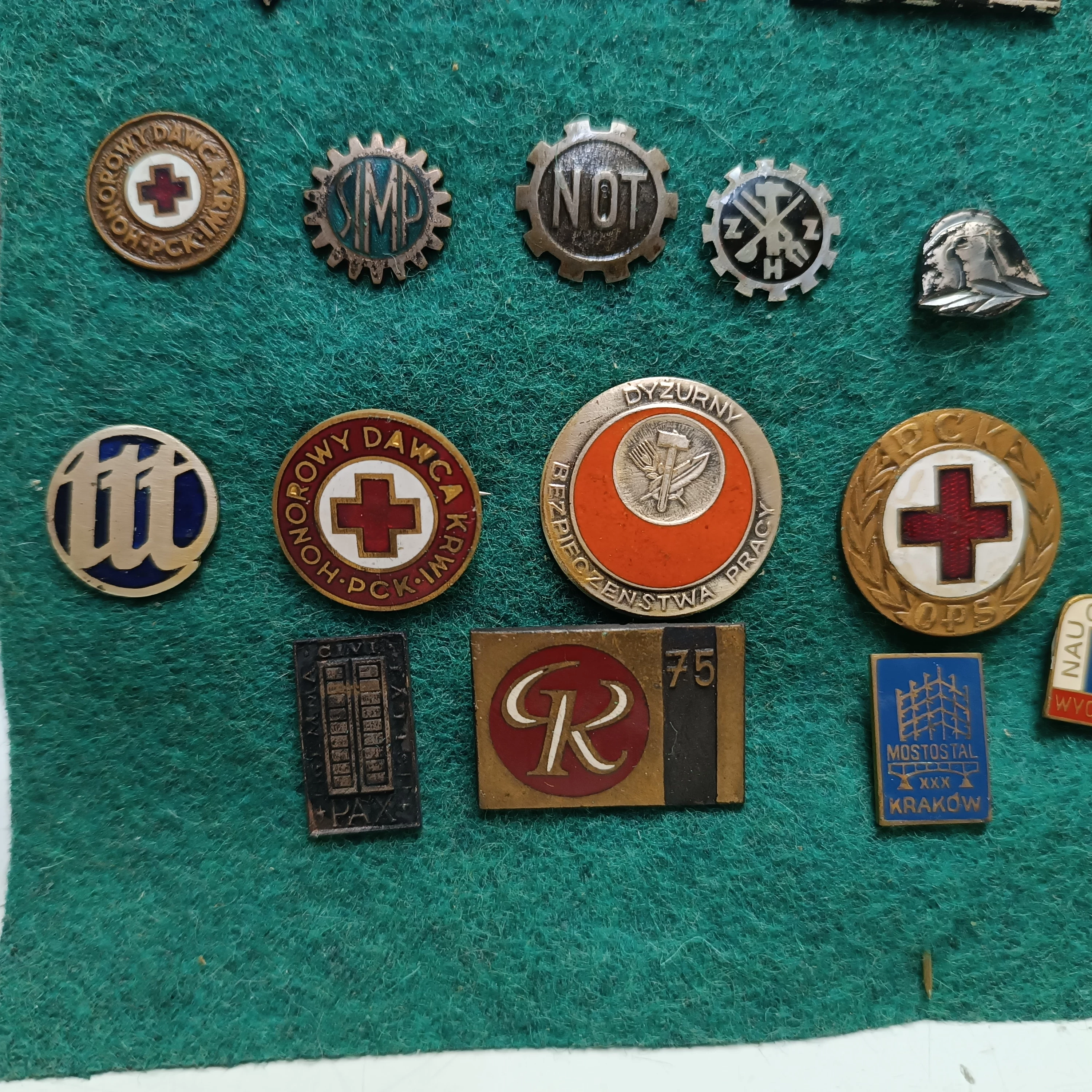 zestaw-przypinek-medali-prl-osiedle-teatralne-3u15-krakow
