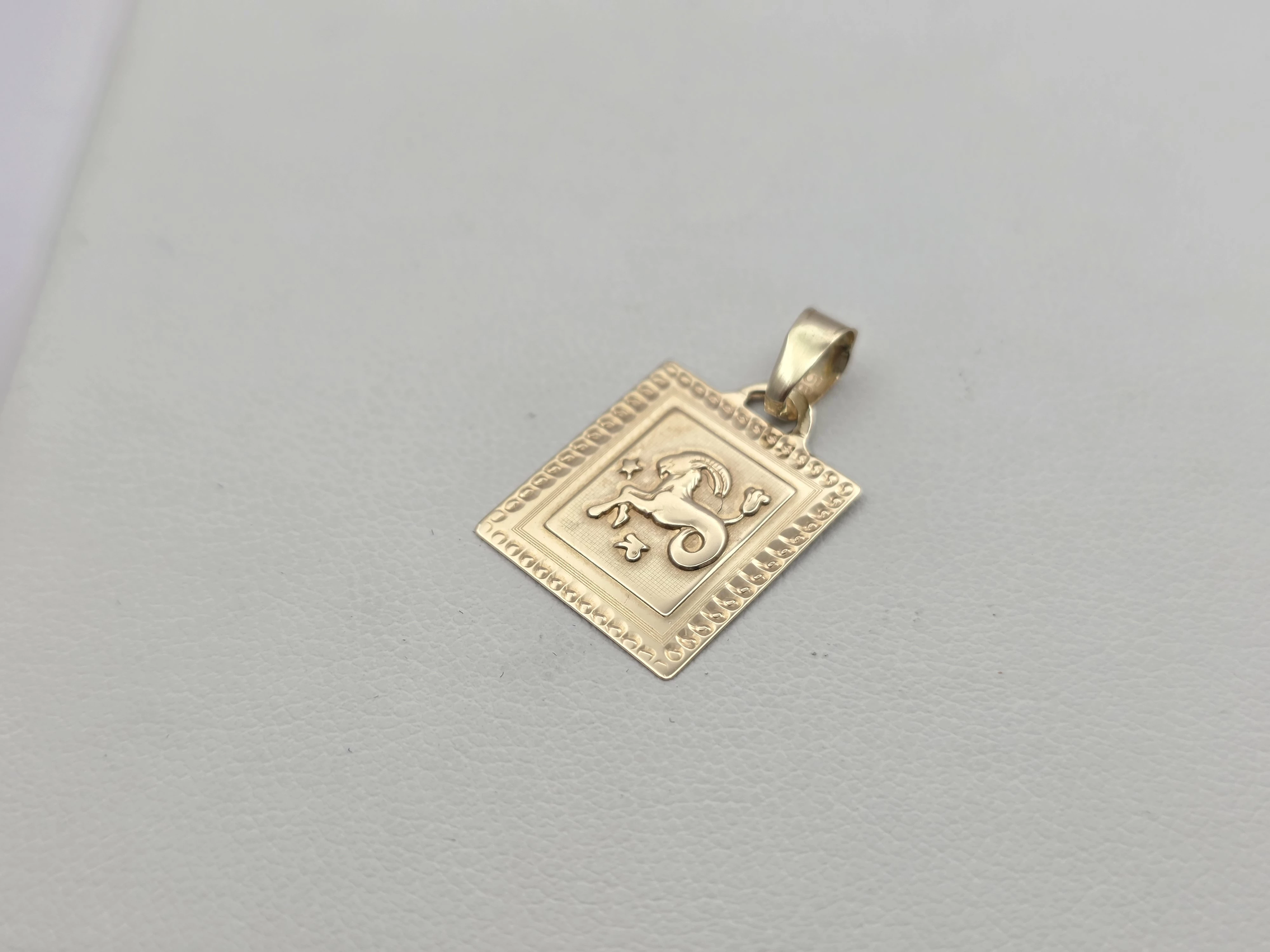 zlota-zawieszka-ze-znakiem-zodiaku-koziorozca-585-14k-091g-kamien-17088-524288