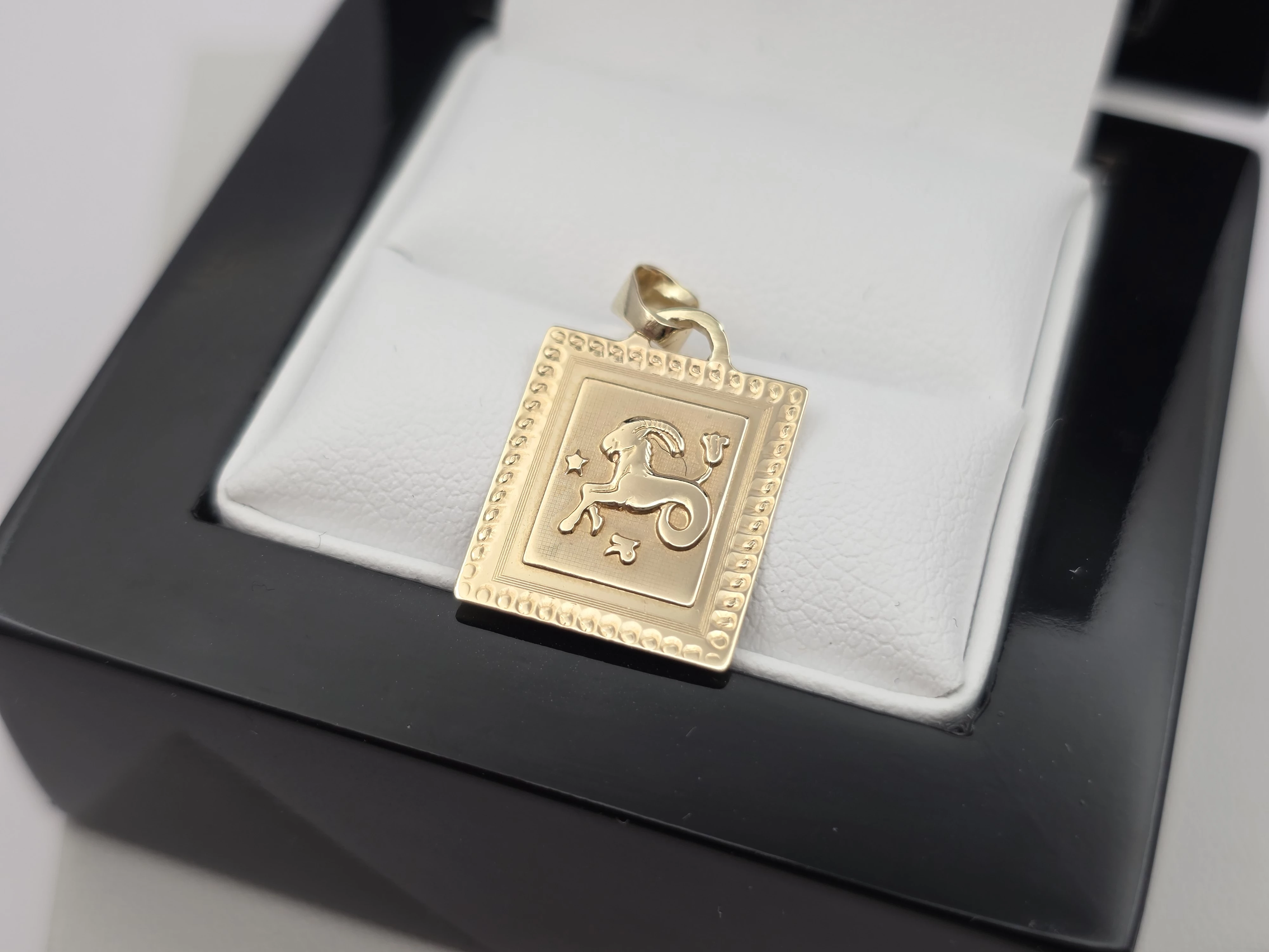 zlota-zawieszka-ze-znakiem-zodiaku-koziorozca-585-14k-091g-stan-11323-2