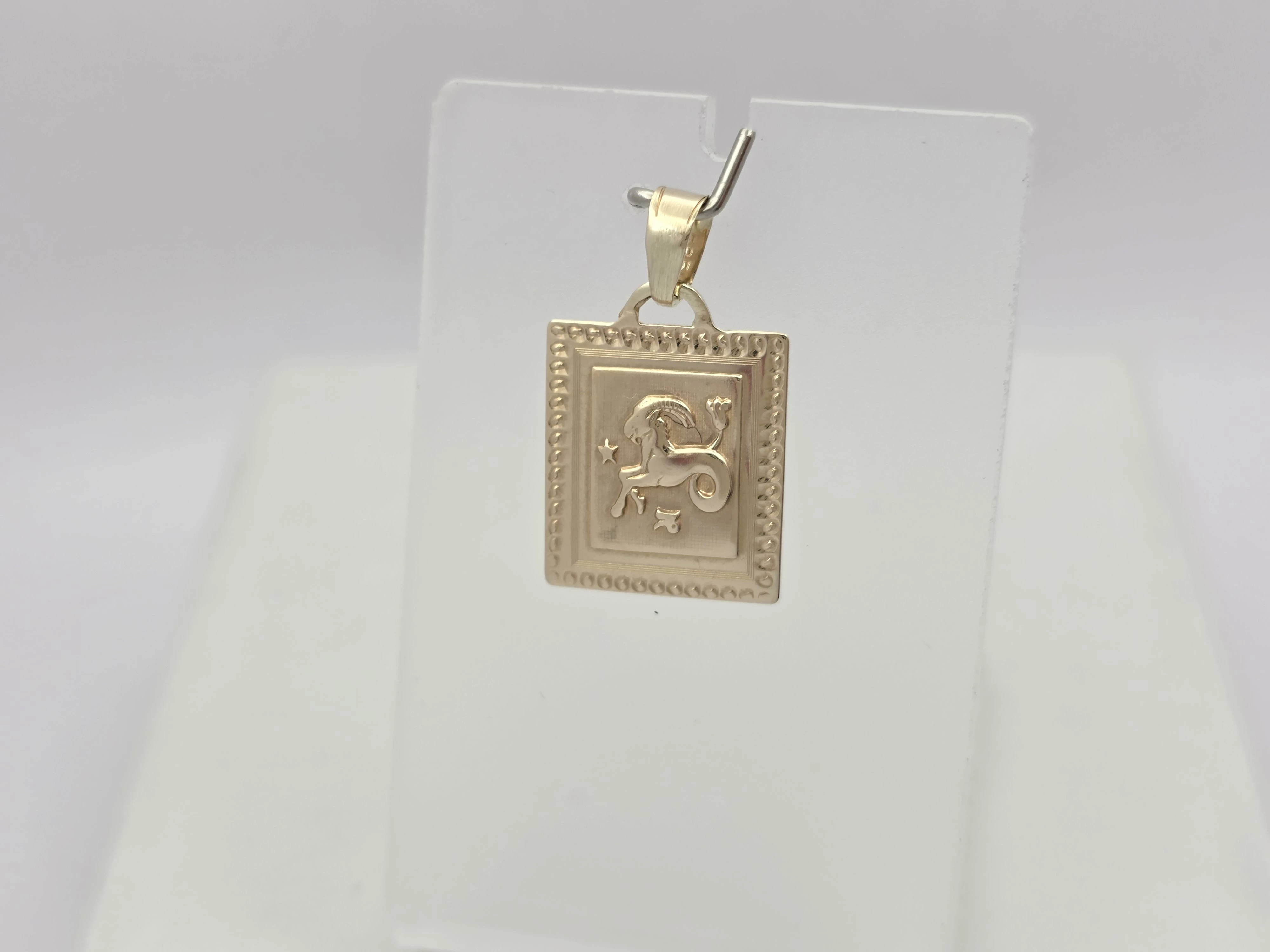 zlota-zawieszka-ze-znakiem-zodiaku-koziorozca-585-14k-091g-material-15835-2