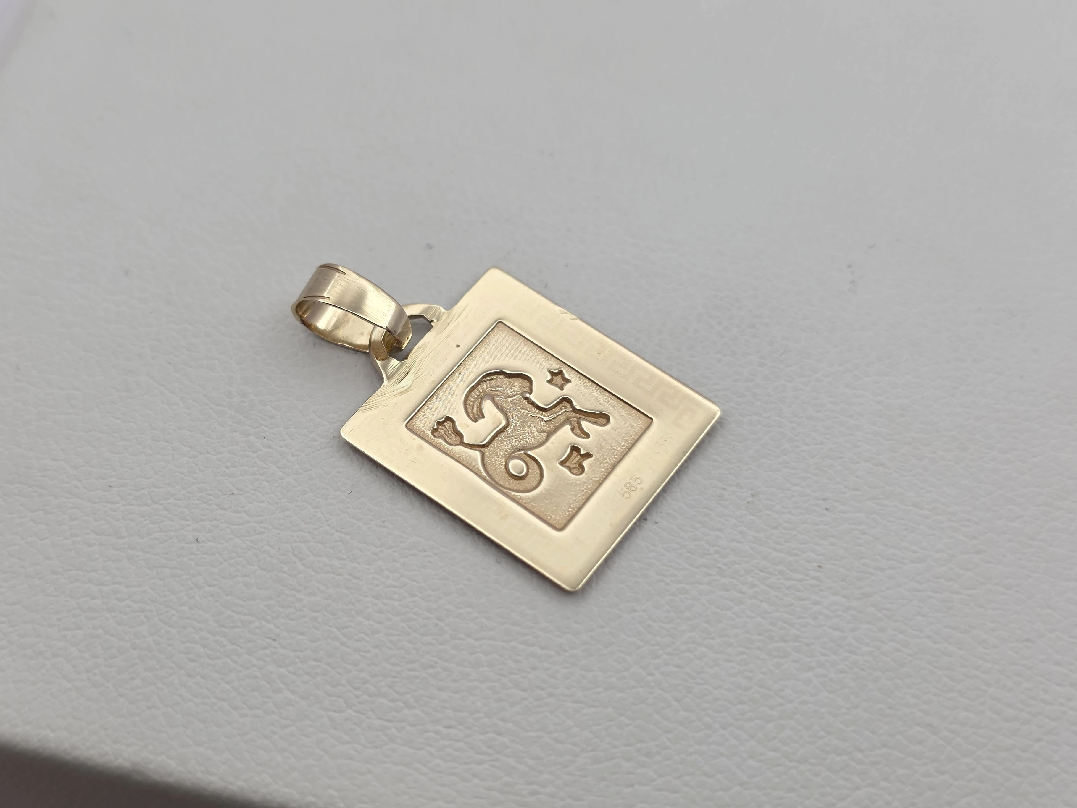 zlota-zawieszka-ze-znakiem-zodiaku-koziorozca-585-14k-091g-motyw-129129-14