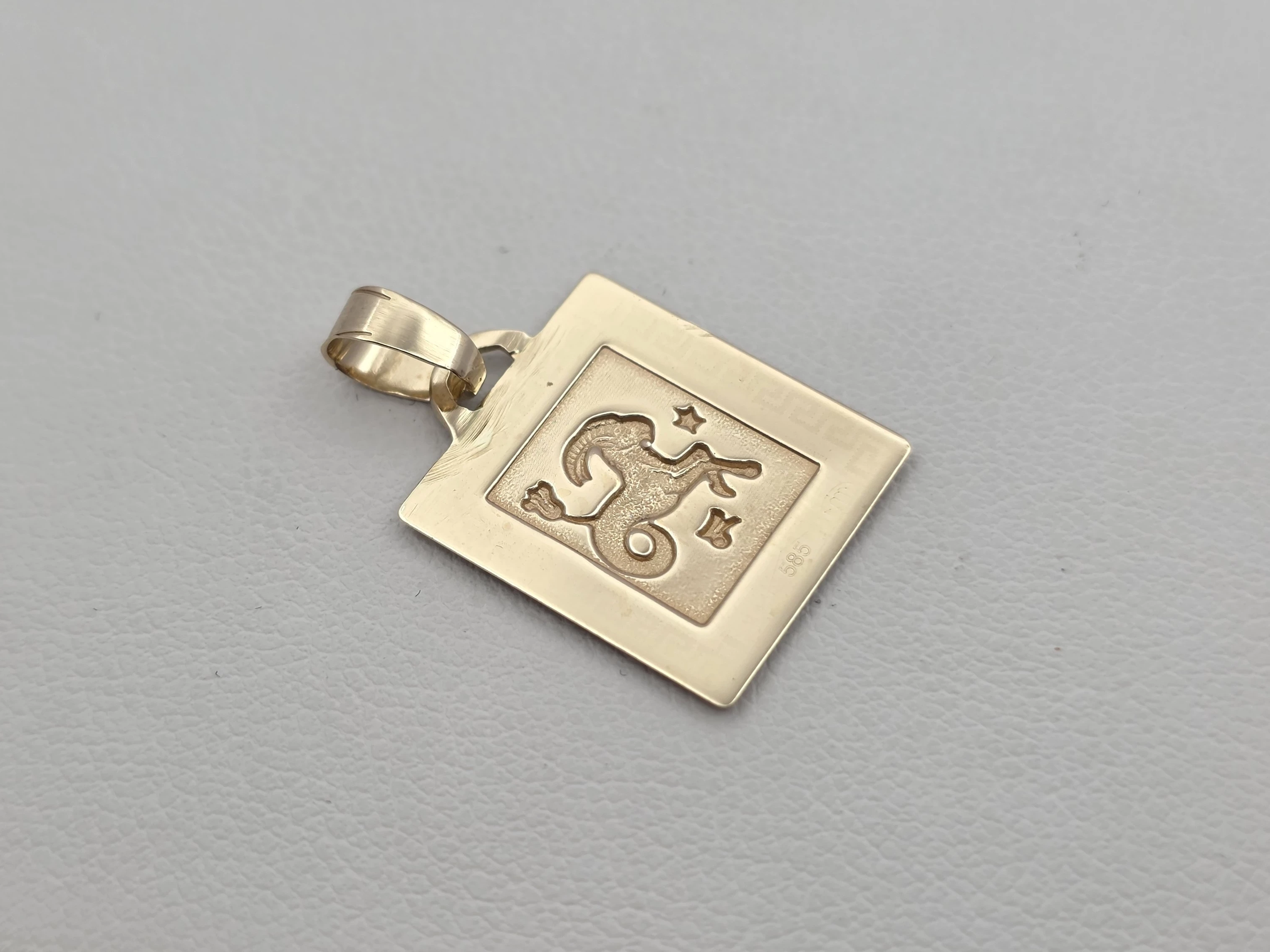 zlota-zawieszka-ze-znakiem-zodiaku-koziorozca-585-14k-091g-cechy-207006-4