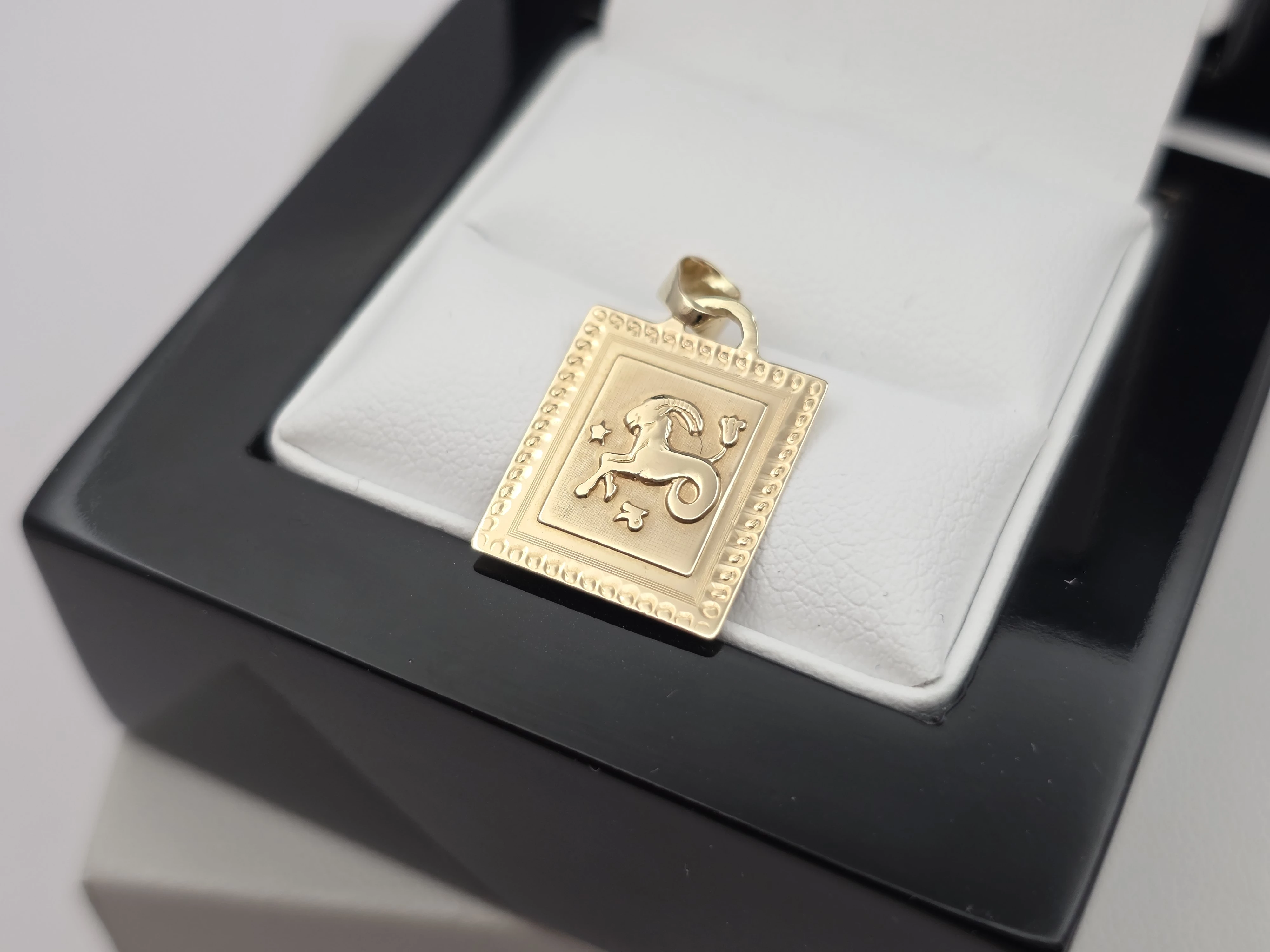 zlota-zawieszka-ze-znakiem-zodiaku-koziorozca-585-14k-091g-ean-gtin-5900025418611