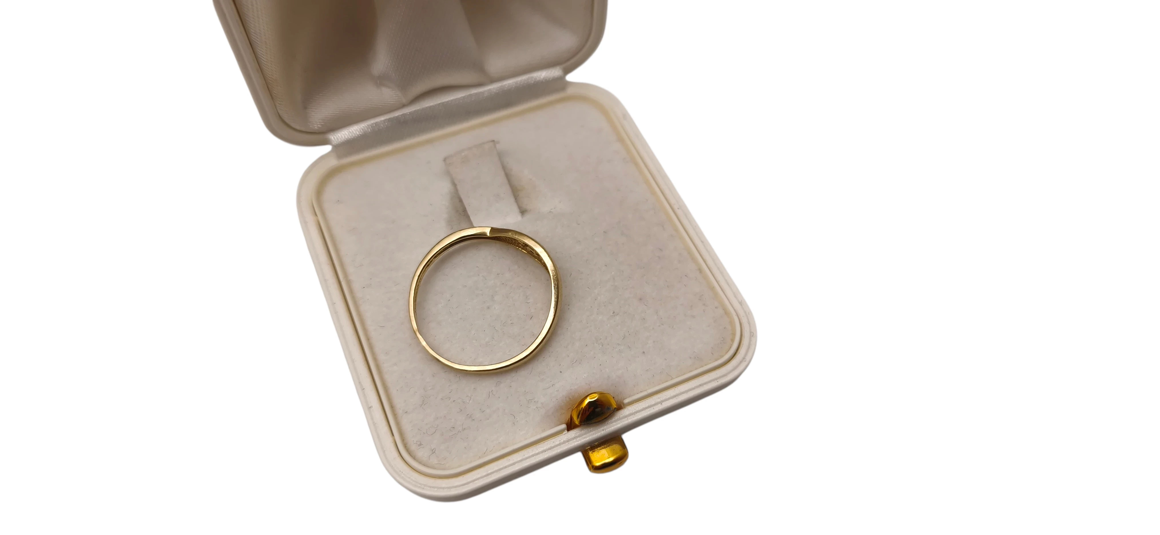 delikatny-zloty-pierscionek-z-cyrkoniami-material-15835-2