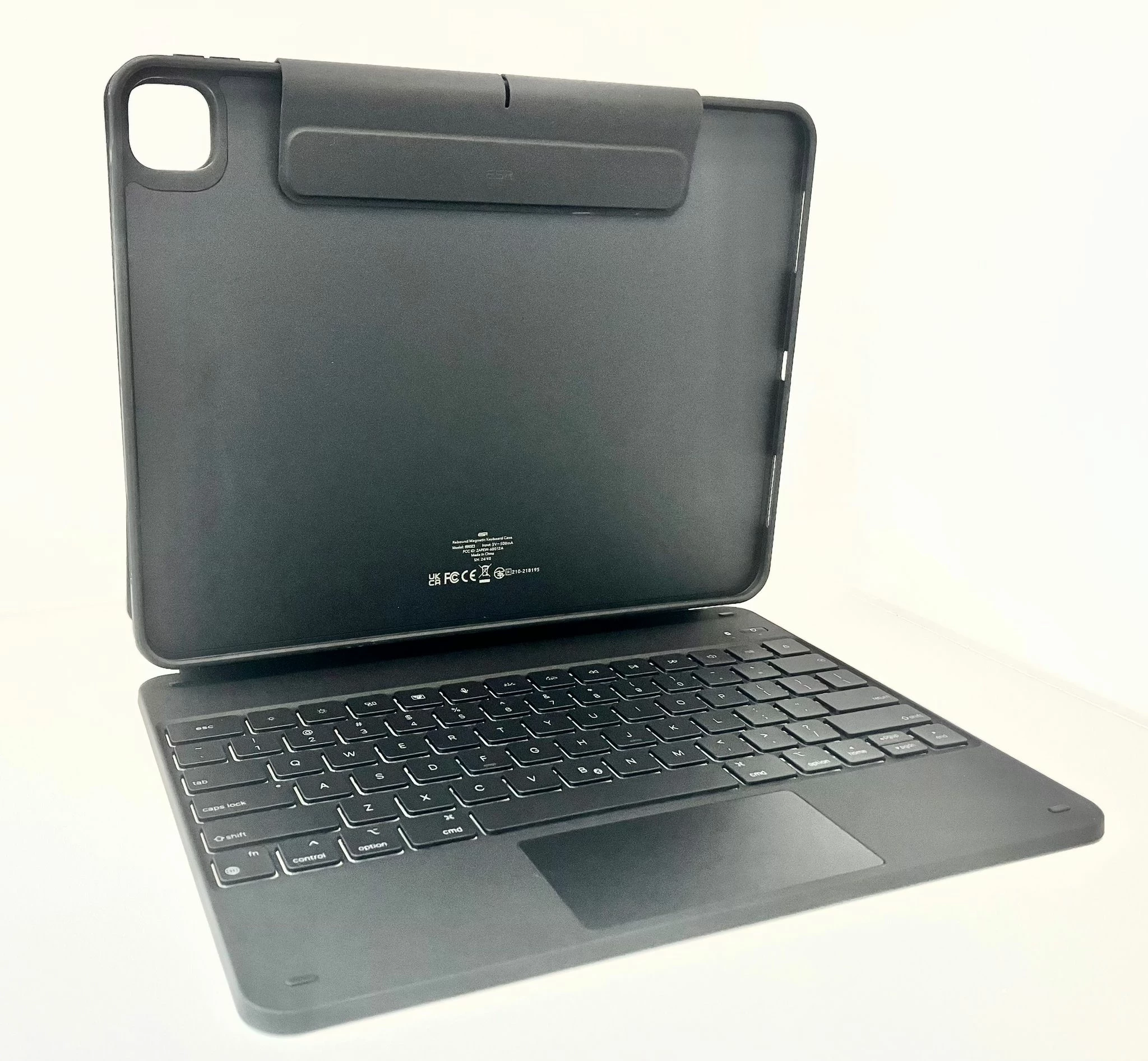 etui-z-klawiatura-esr-ipad-pro-13-cali-m4-laptop-model-6b023-qwertz-ean-gtin-4894240200001