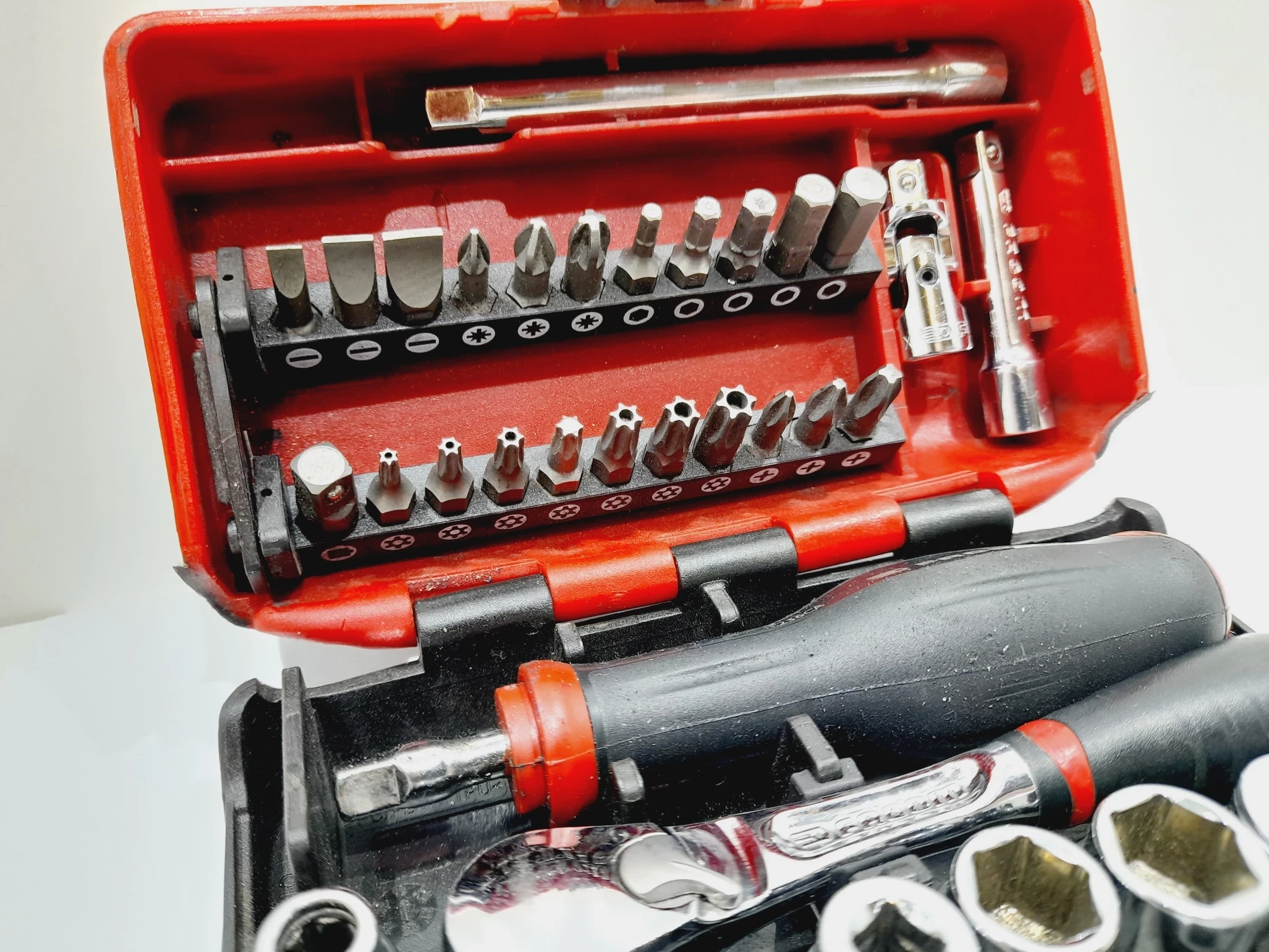 zestaw-nasadek-14-bitow-z-grzechotka-facom-liczba-elementow-w-zestawie-38