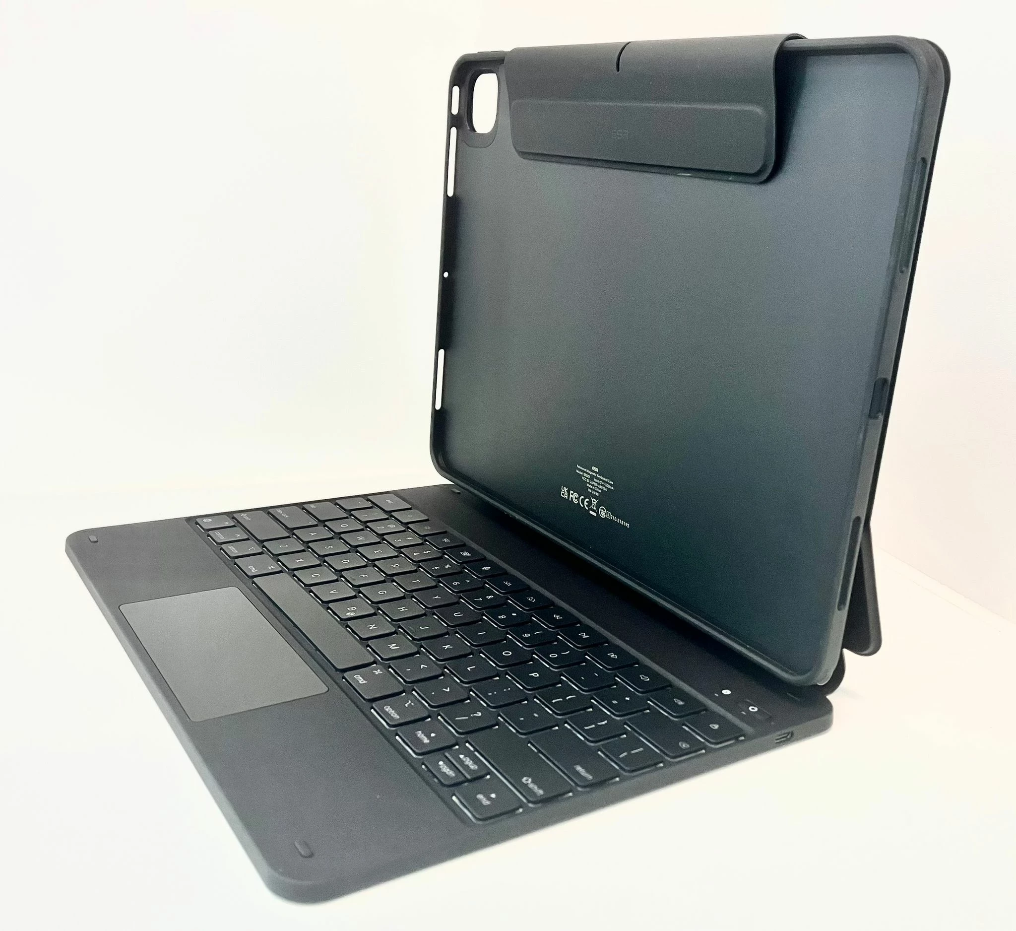 etui-z-klawiatura-esr-ipad-pro-13-cali-m4-laptop-model-6b023-qwertz-typ-16328-1