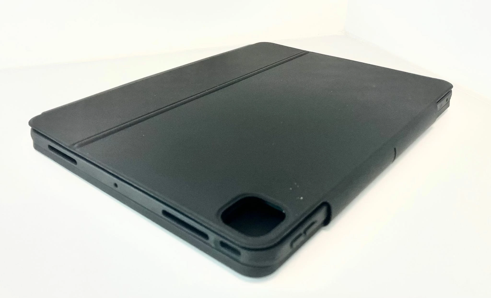 etui-z-klawiatura-esr-ipad-pro-13-cali-m4-laptop-model-6b023-qwertz-stan-11323-2