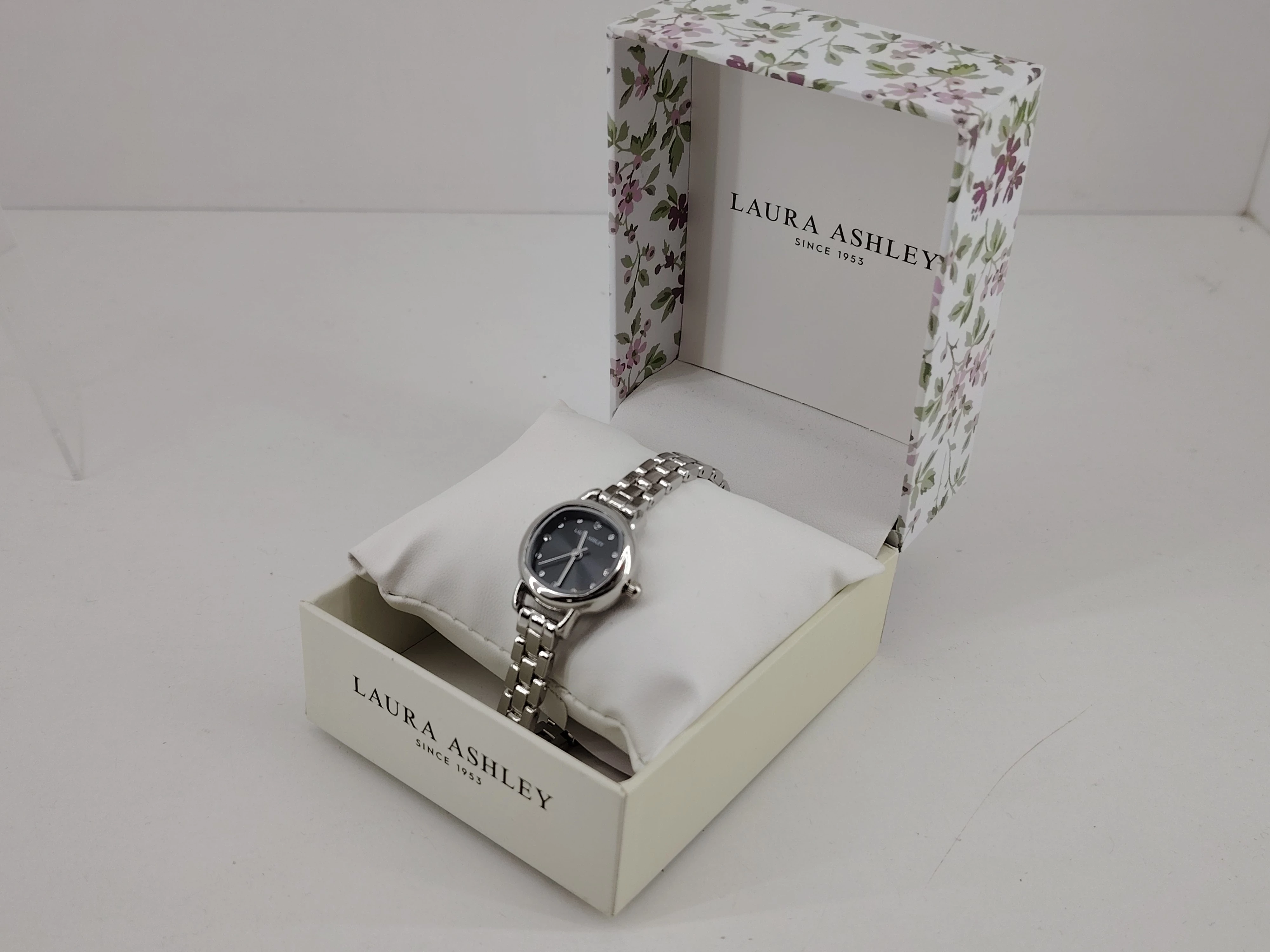 piekny-damski-zegarek-laura-ashley-na-bransolecie-aleja-wolnosci-15b-czestochowa-sj