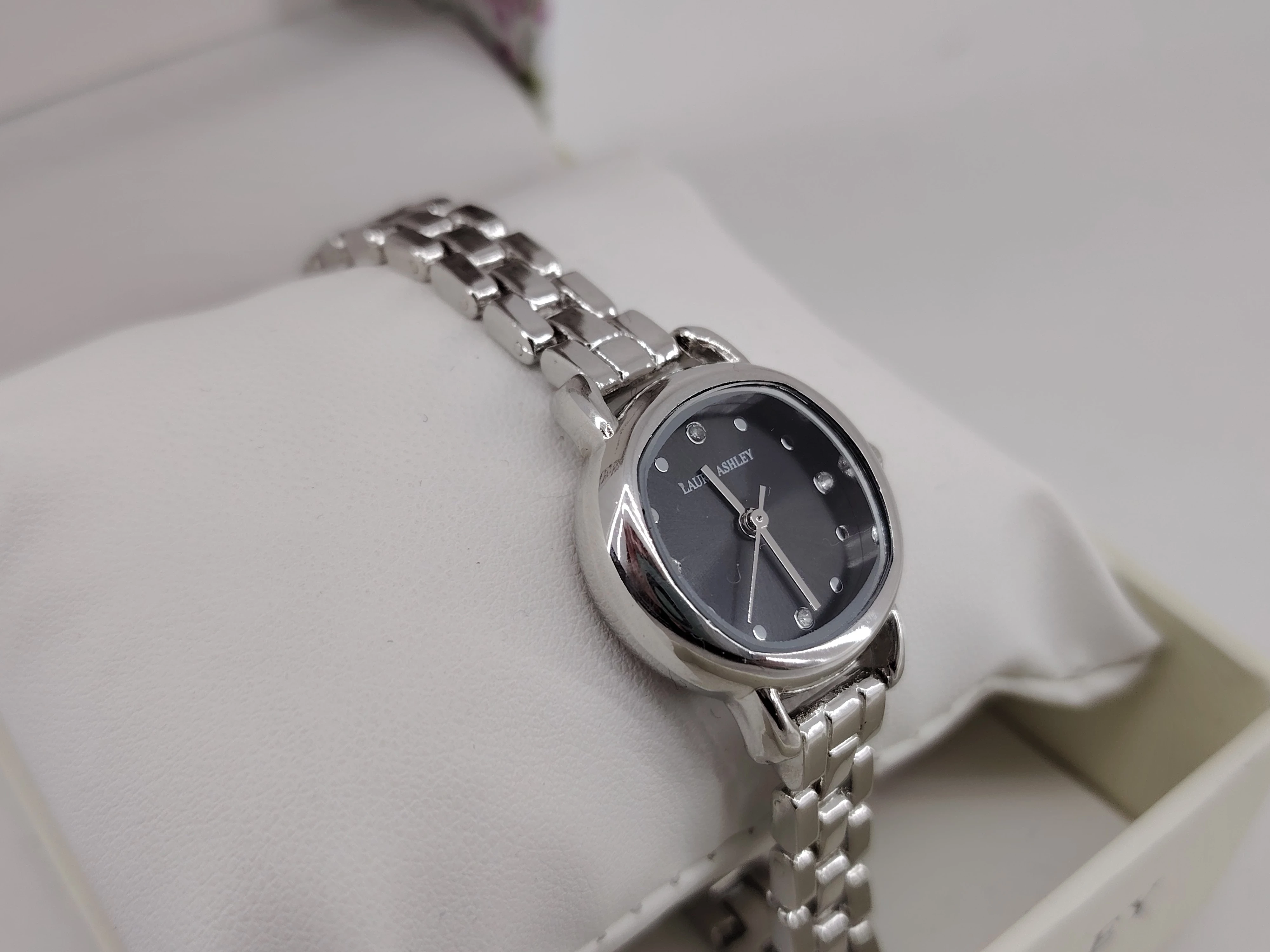 piekny-damski-zegarek-laura-ashley-na-bransolecie-rodzaj-129220-1