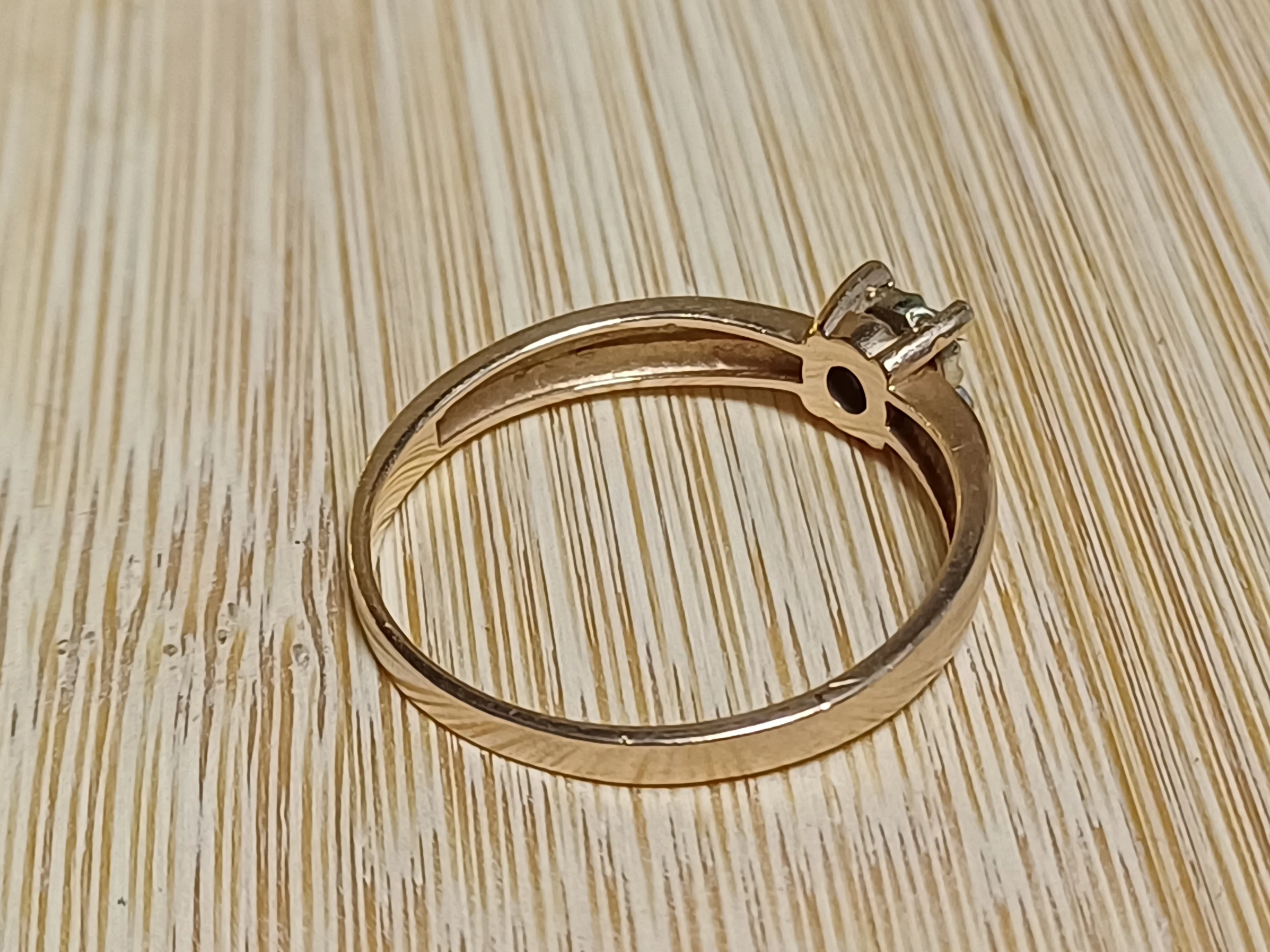 zloty-pierscionek-z-brylantem-proba-585-222g-r17-kamien-17088-8388608