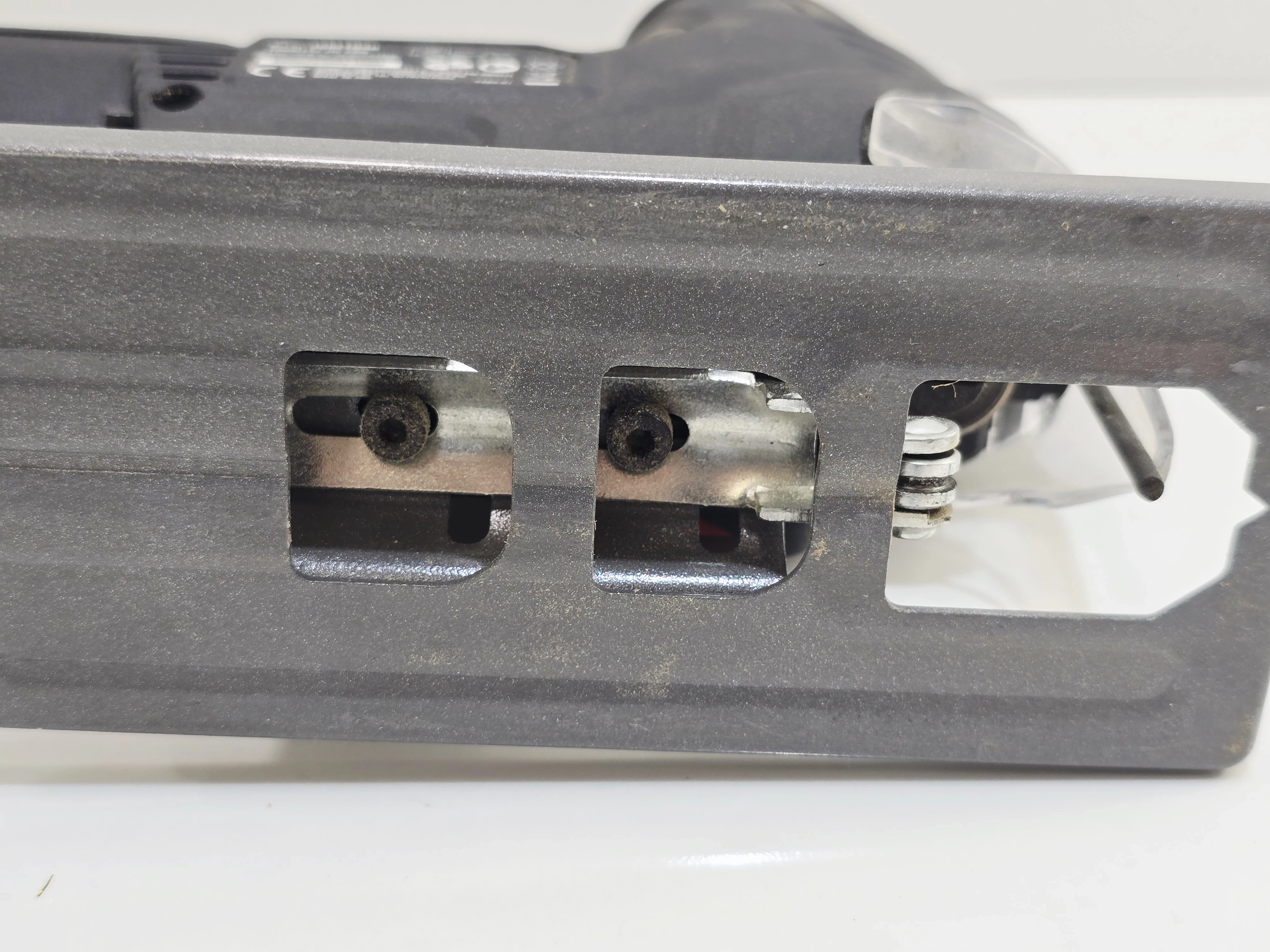 wyrzynarka-ferm-zasilanie-akumulatorowe-glebokosc-ciecia-w-drewnie-5500