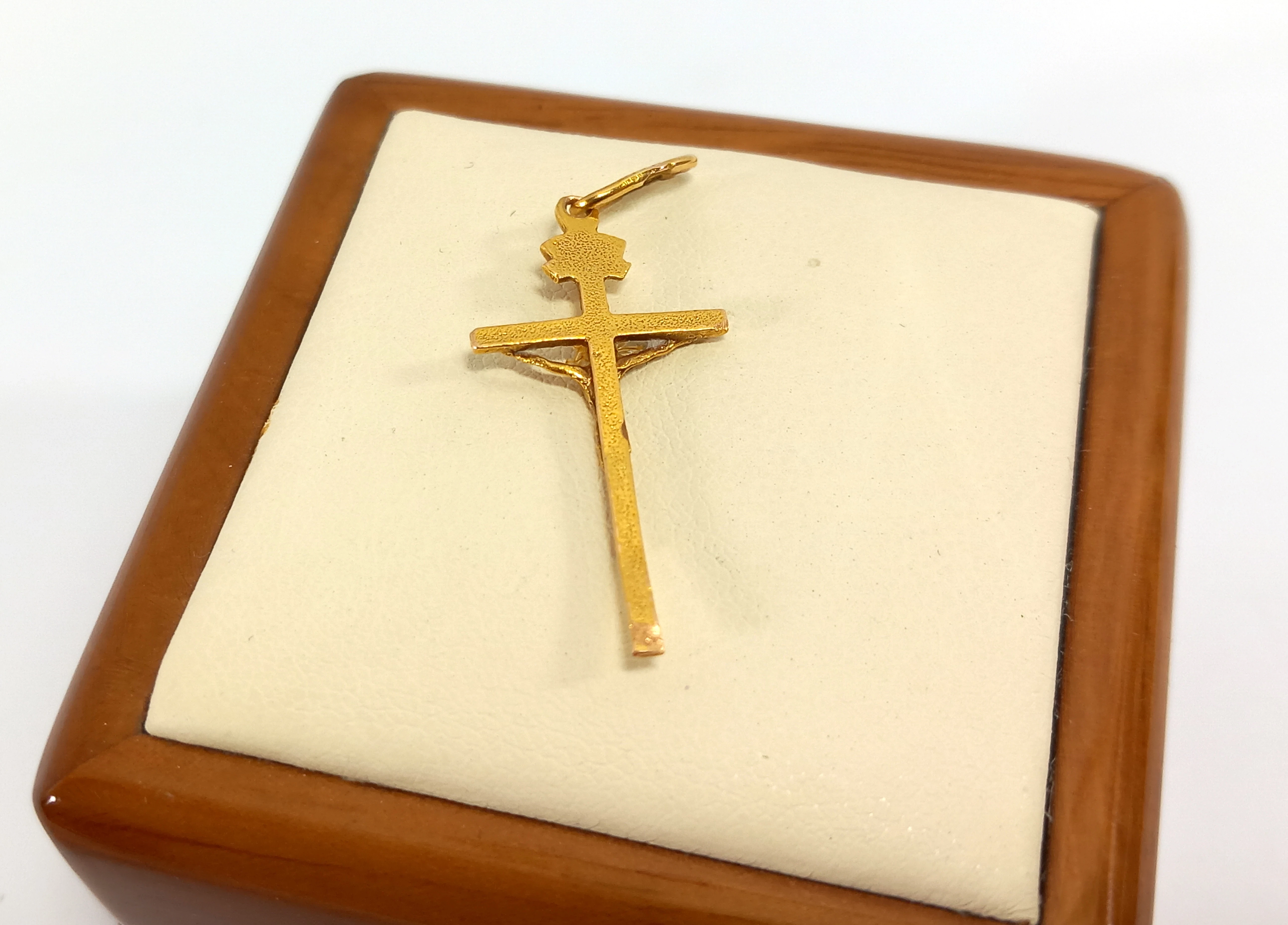 piekny-zloty-krzyzyk-zawieszka-proba-585-sliczny-kamienie-221-64