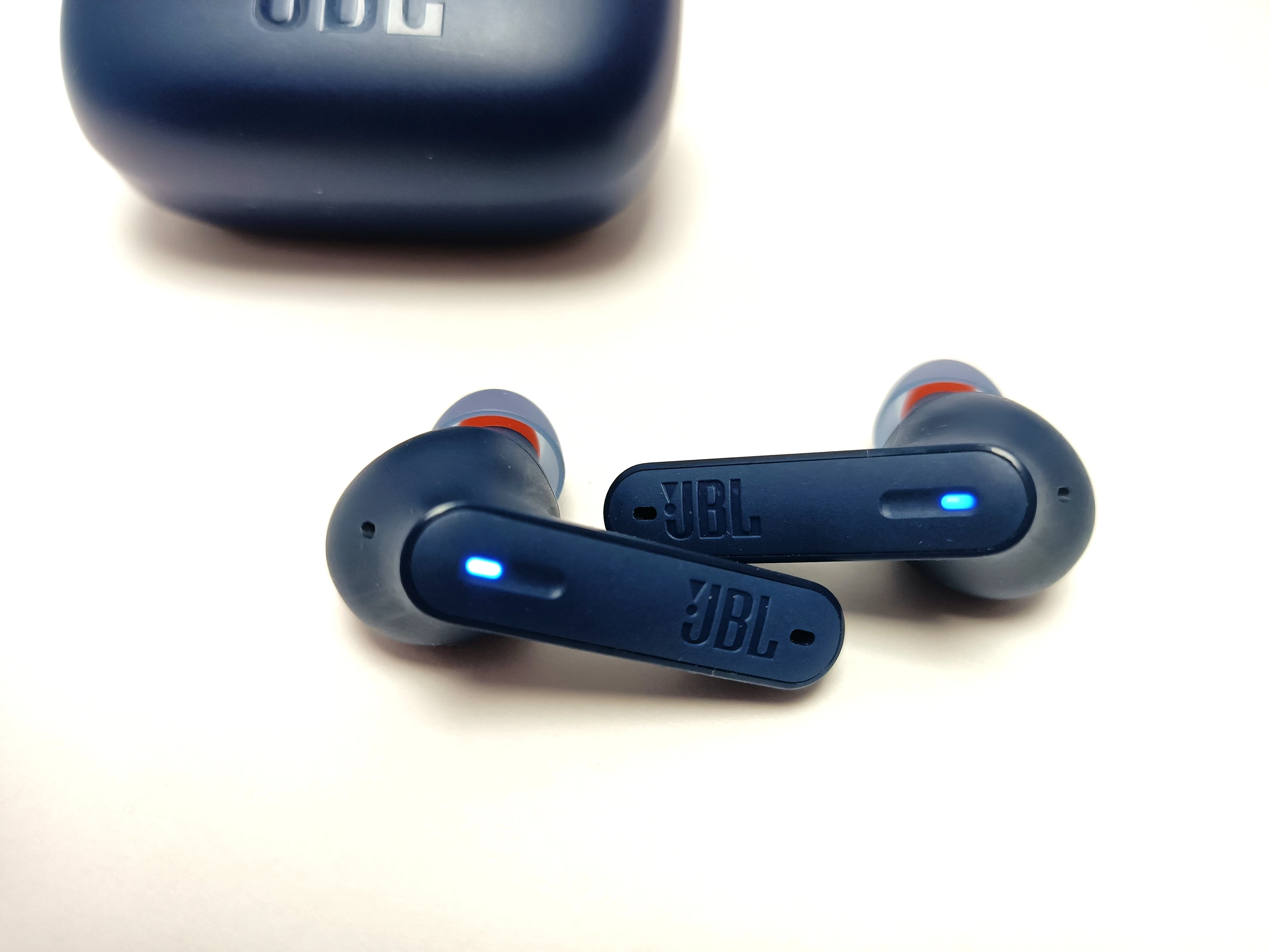 sluchawki-jbl-tune230nc-transmisja-sygnalu-203713-217785