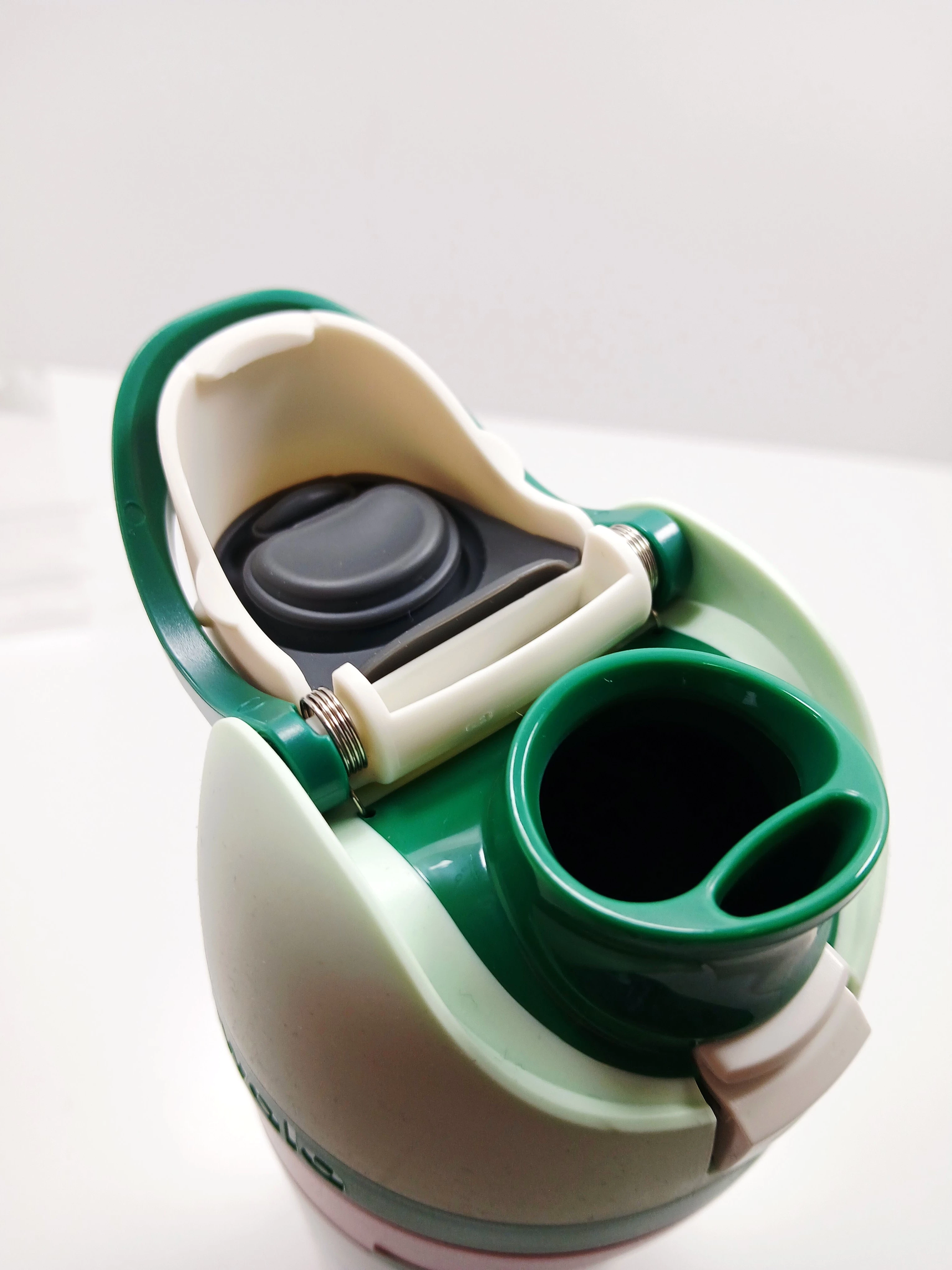 owala-freesip-izolowana-butelka-na-wode-ze-stali-nierdzewnej-slomka-710ml-stan-11323-2