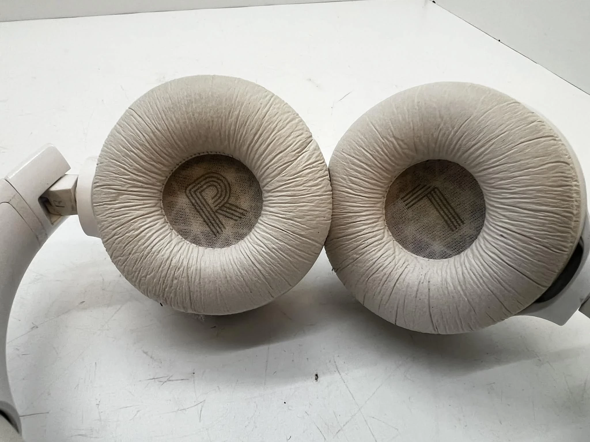 sluchawki-nauszne-bt-jbl-520bt-biale-stan-11323-2