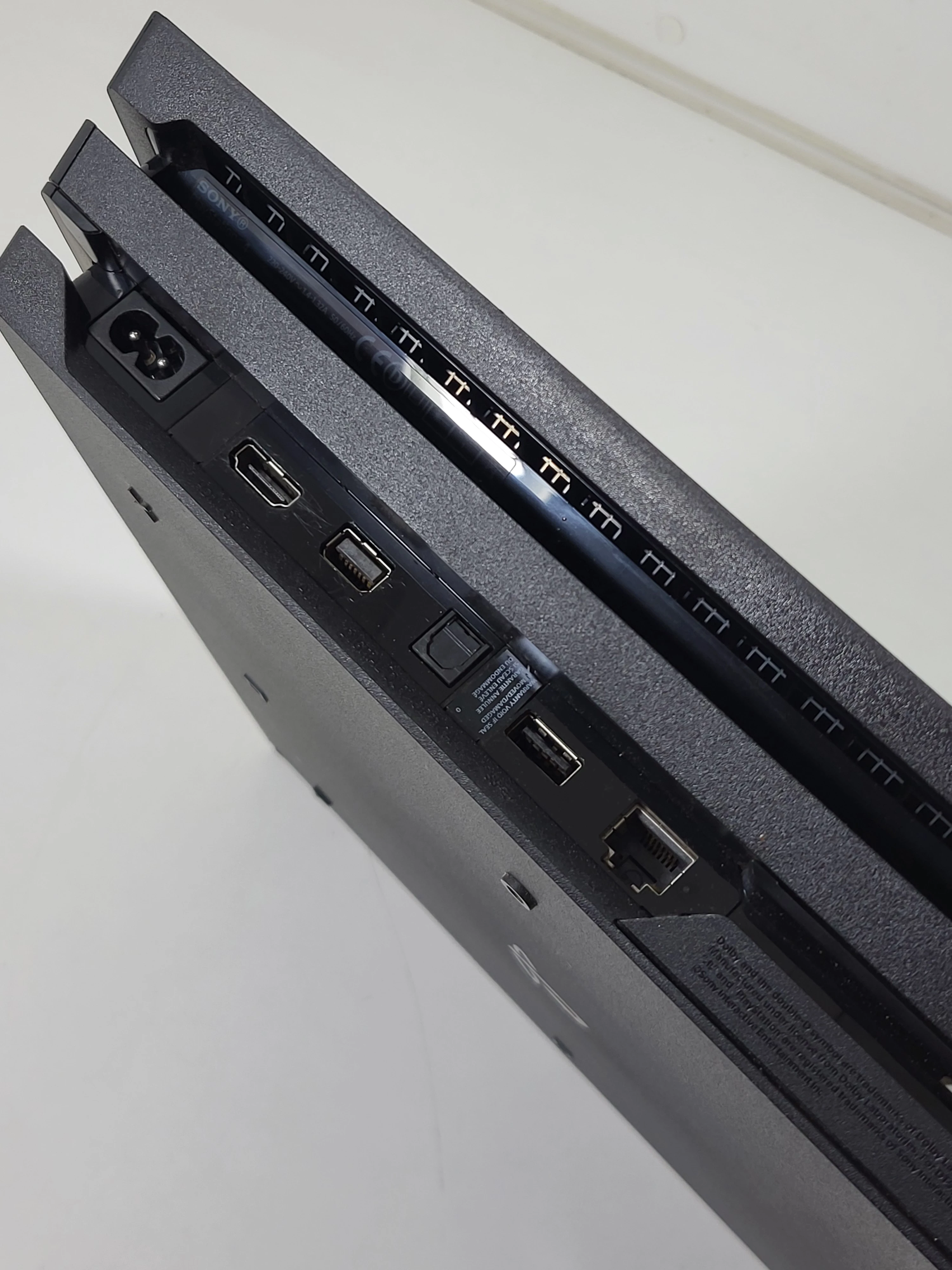 konsola-sony-ps4-pro-cuh-7216b-kod-producenta-cuh-7016b