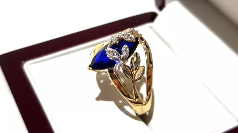 WYRÓB JUBILERSKI UŻYWANY ZŁOTY PIERŚCIONEK LISTKI NIEBIESKI P585 R17 5,70G