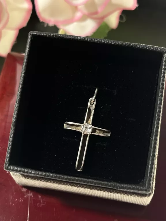 SREBRNY KRZYŻYK 1,5 G