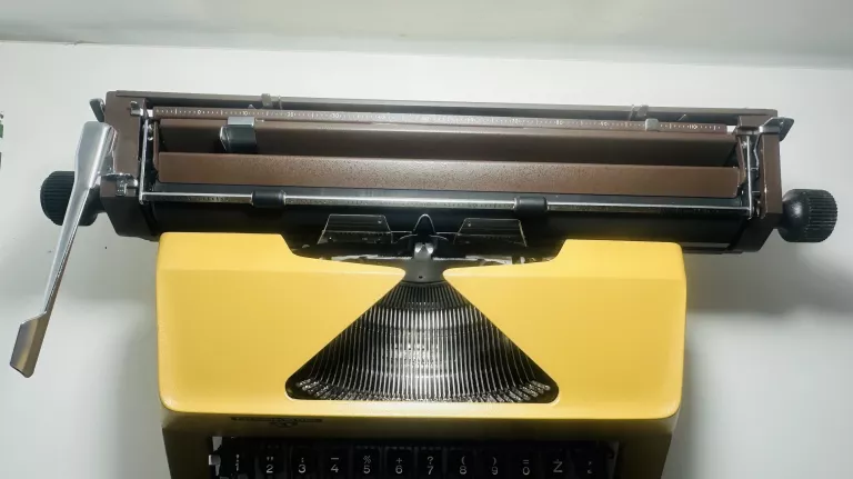 maszyna-do-pisania-prl-lucznik-1303-instrukcja-kalki-walizka-okazja-dekada-249276-1146508