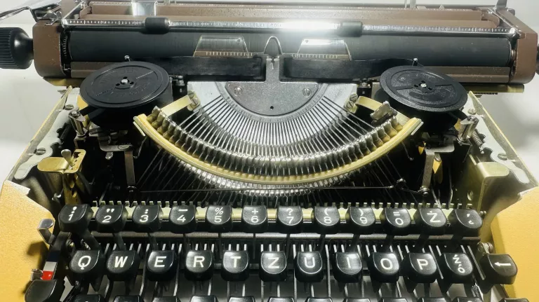 maszyna-do-pisania-prl-lucznik-1303-instrukcja-kalki-walizka-okazja-marka-248811-1017239