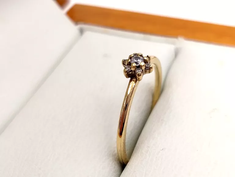 zloty-pierscionek-z-cyrkoniami-333-084-g-r-10-ean-gtin-5903772040425