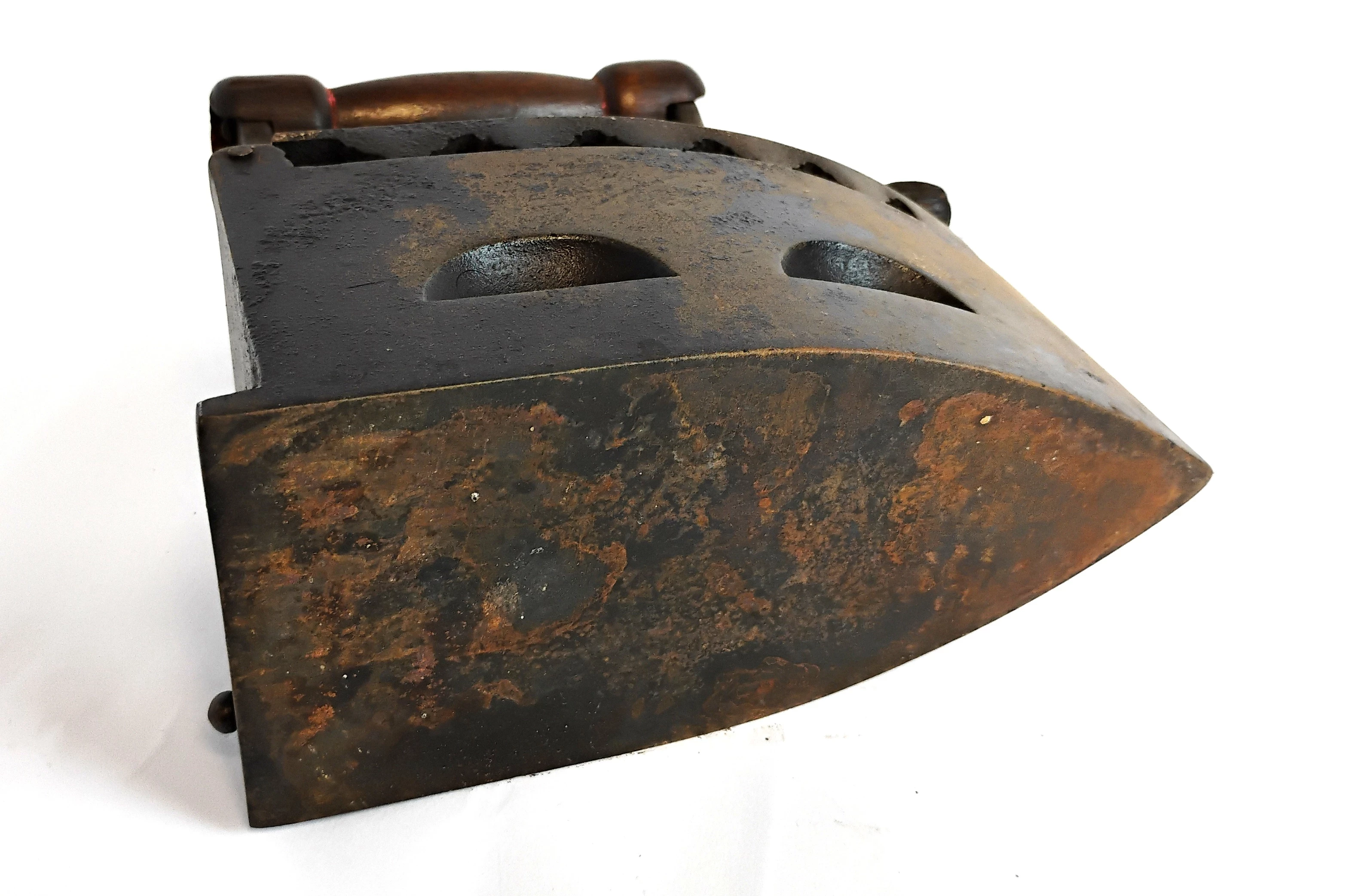 stare-zeliwne-zelazko-na-wegiel-drzewny-aleja-jana-pawla-ii-9b-reda