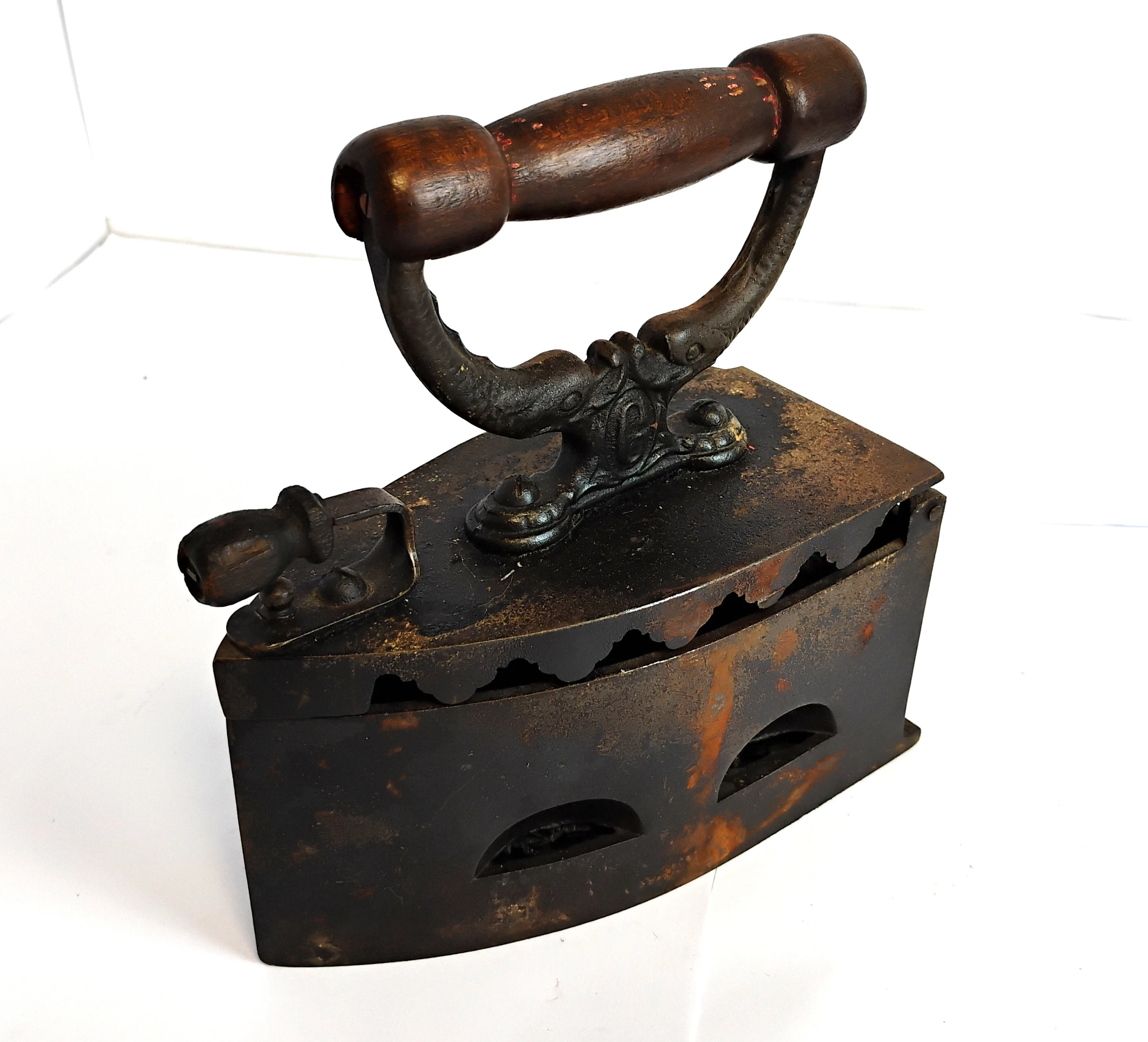 stare-zeliwne-zelazko-na-wegiel-drzewny-aleja-jana-pawla-ii-9b-reda