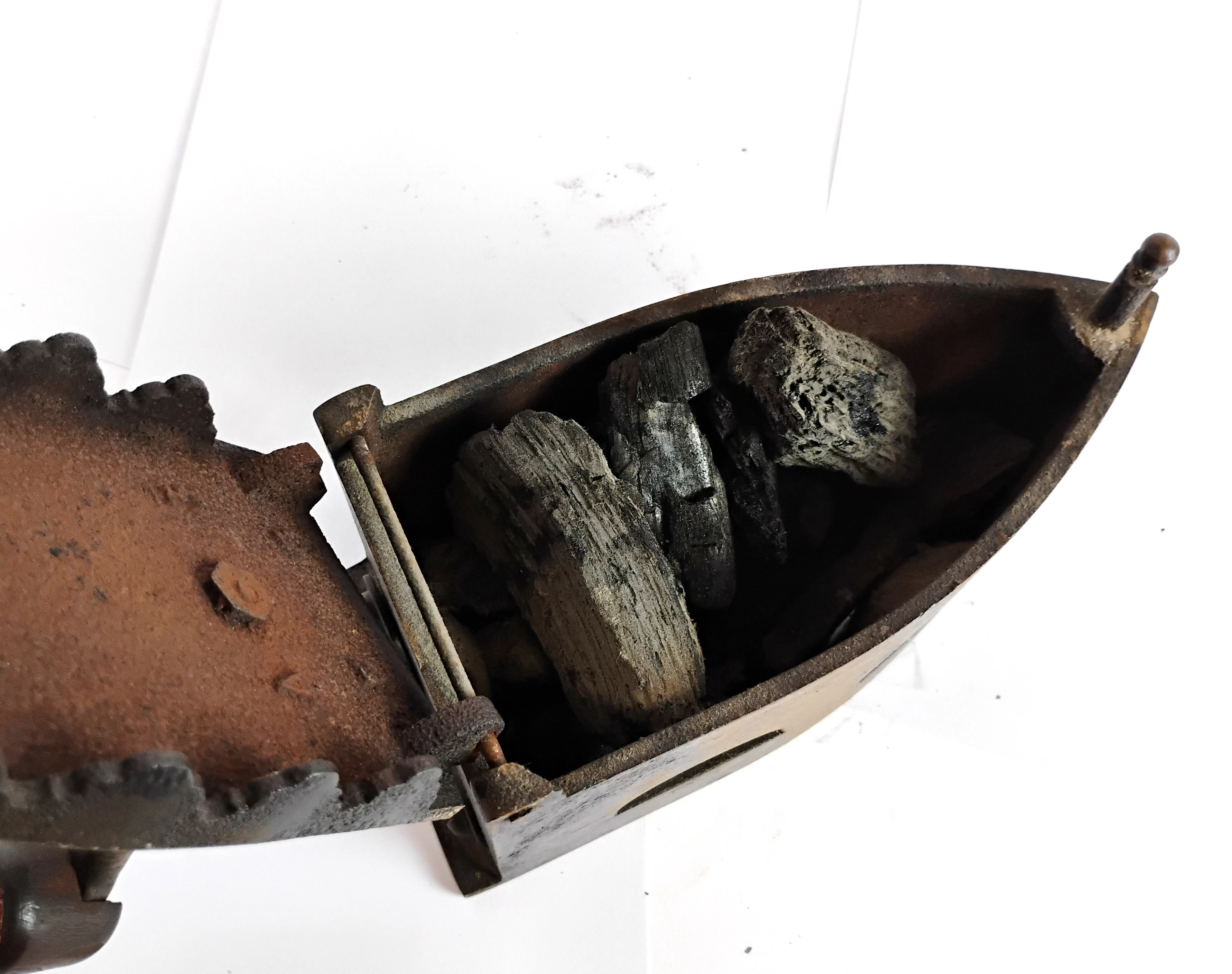 stare-zeliwne-zelazko-na-wegiel-drzewny-stan-11323-253798