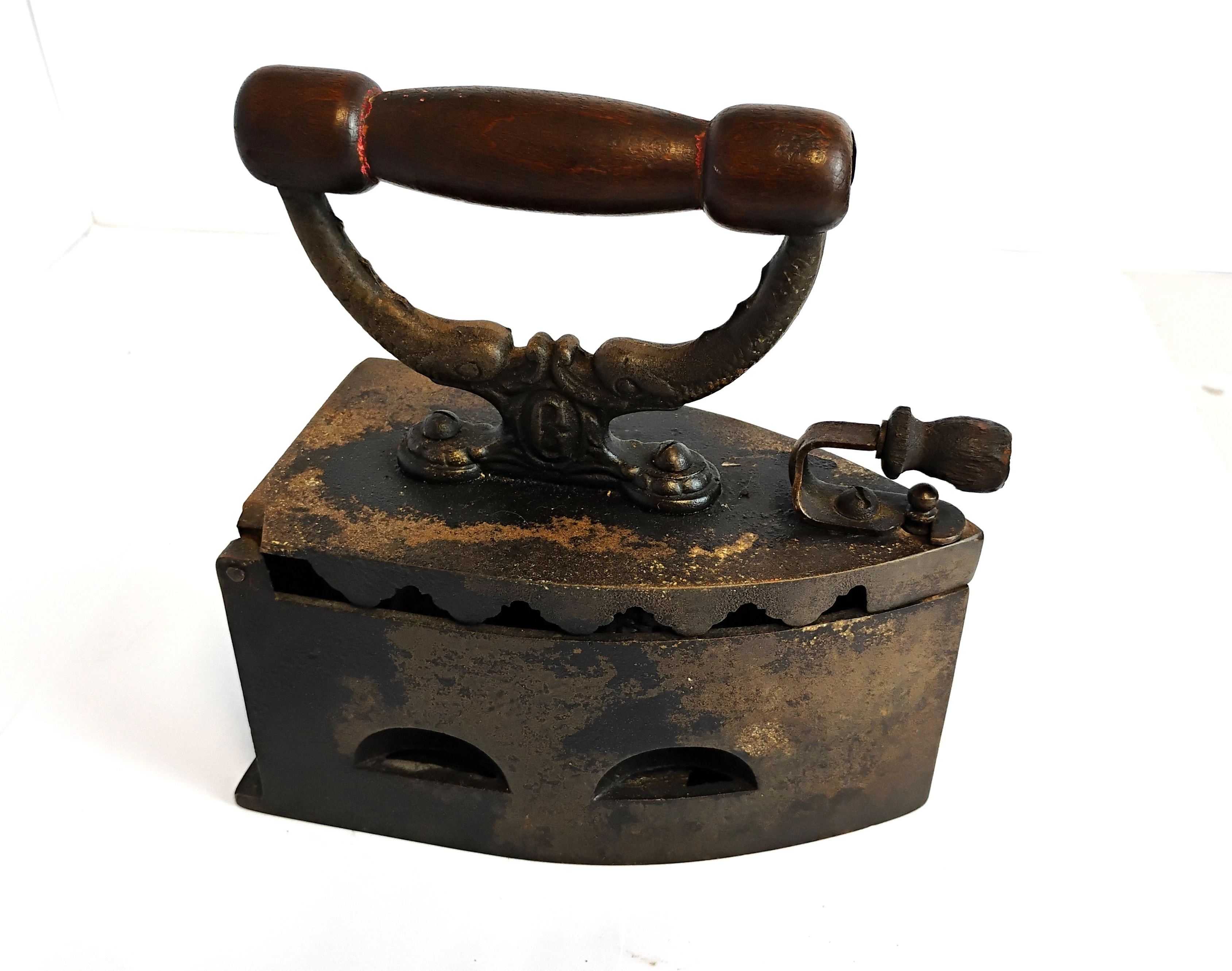 stare-zeliwne-zelazko-na-wegiel-drzewny-aleja-jana-pawla-ii-9b-reda