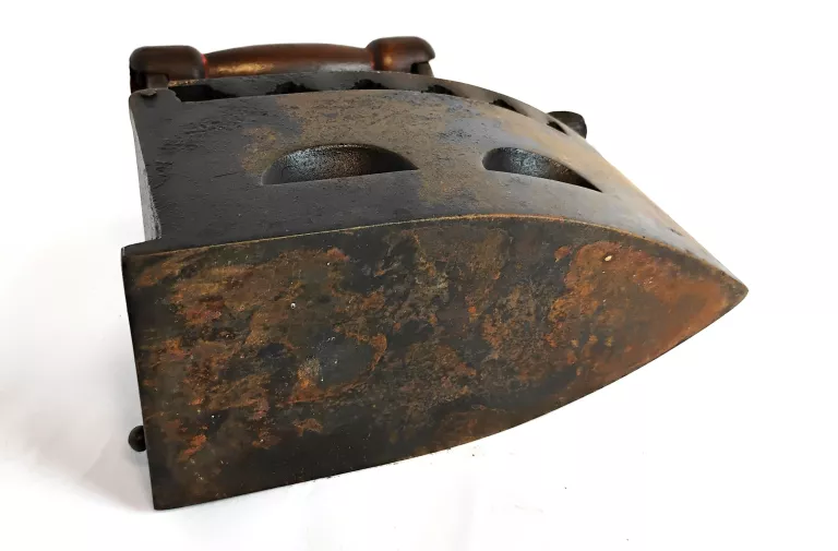 stare-zeliwne-zelazko-na-wegiel-drzewny-aleja-jana-pawla-ii-9b-reda