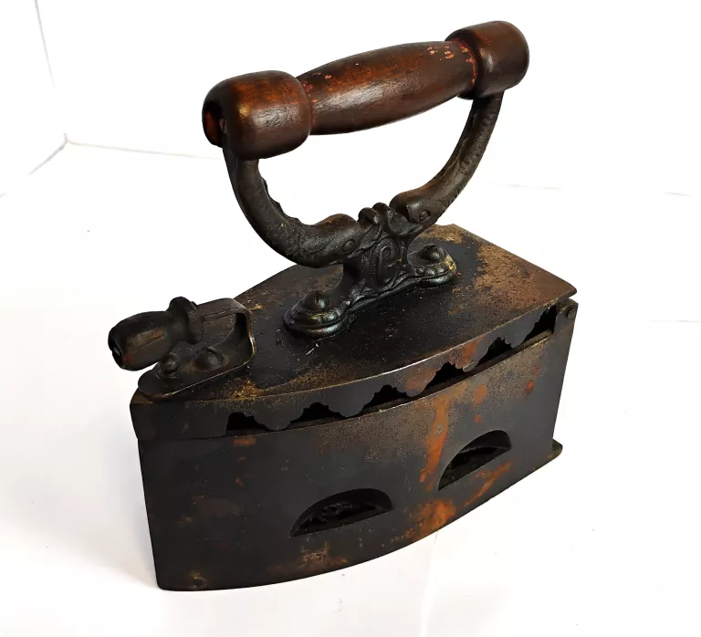 stare-zeliwne-zelazko-na-wegiel-drzewny-aleja-jana-pawla-ii-9b-reda