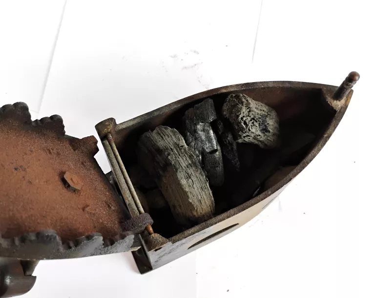 stare-zeliwne-zelazko-na-wegiel-drzewny-stan-11323-253798