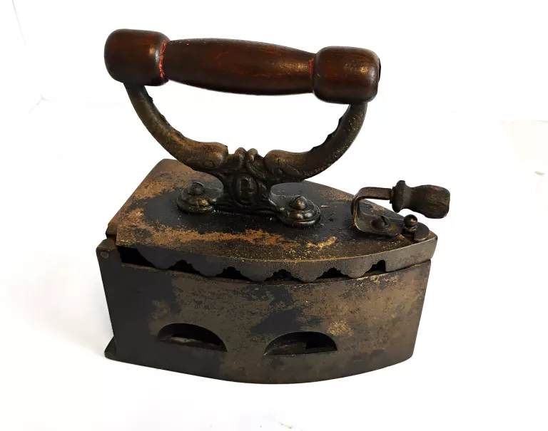 stare-zeliwne-zelazko-na-wegiel-drzewny-aleja-jana-pawla-ii-9b-reda