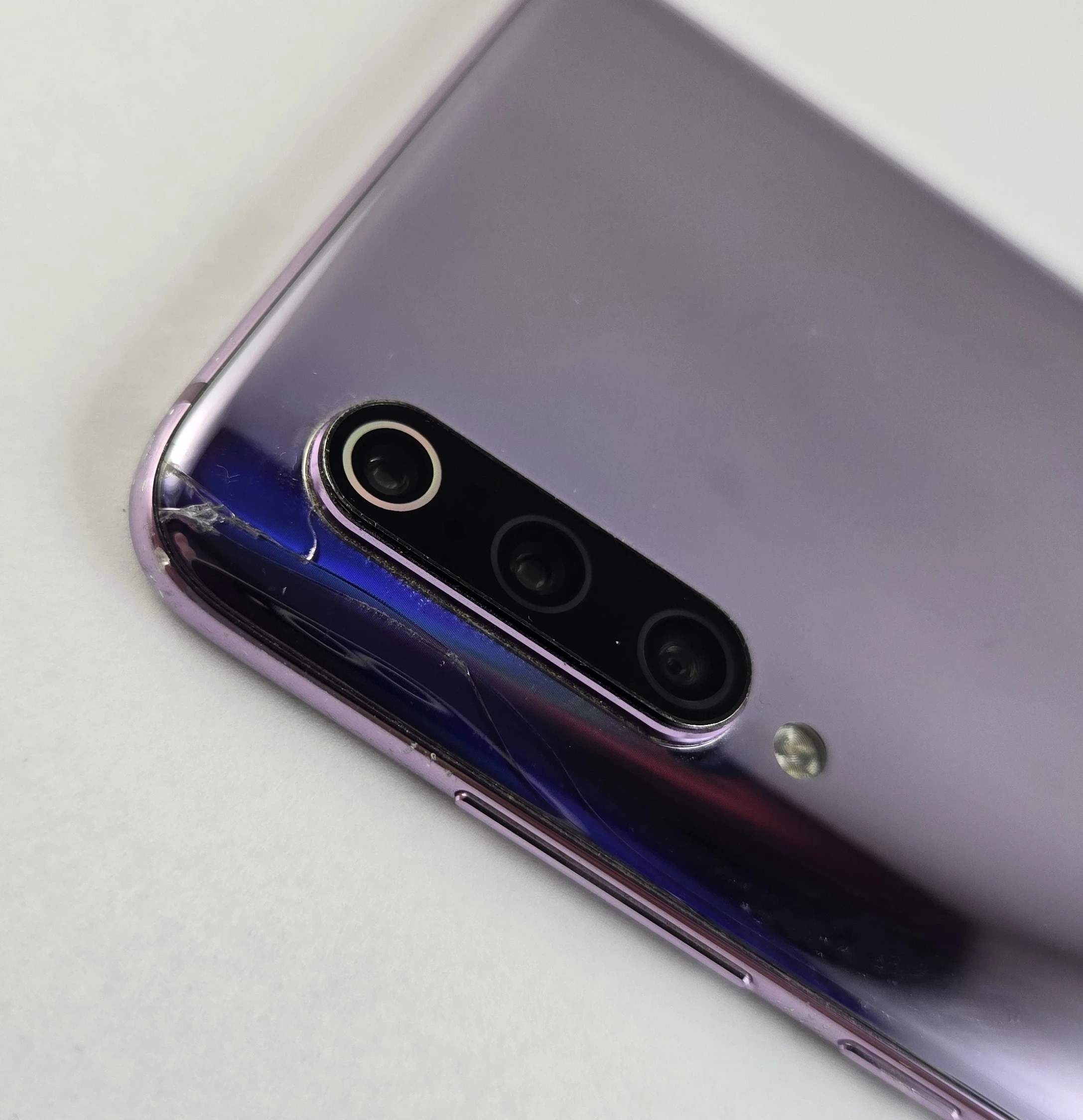 telefon-xiaomi-mi-9-664gb-zbity-tyl-pamiec-ram-202865-214117