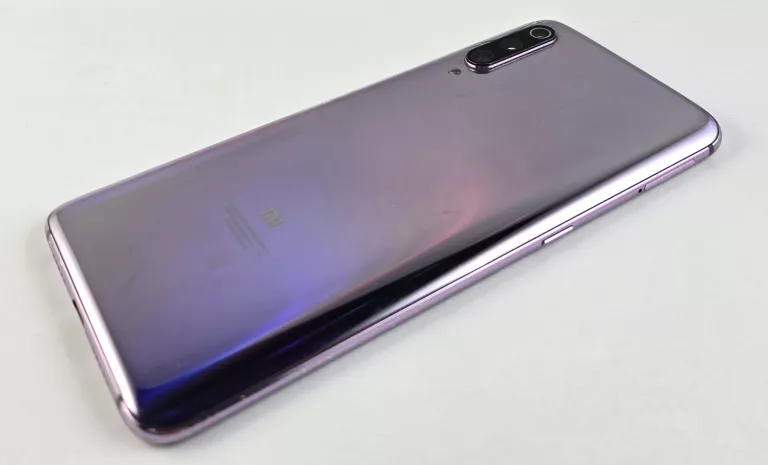 telefon-xiaomi-mi-9-664gb-zbity-tyl-przekatna-ekranu-639