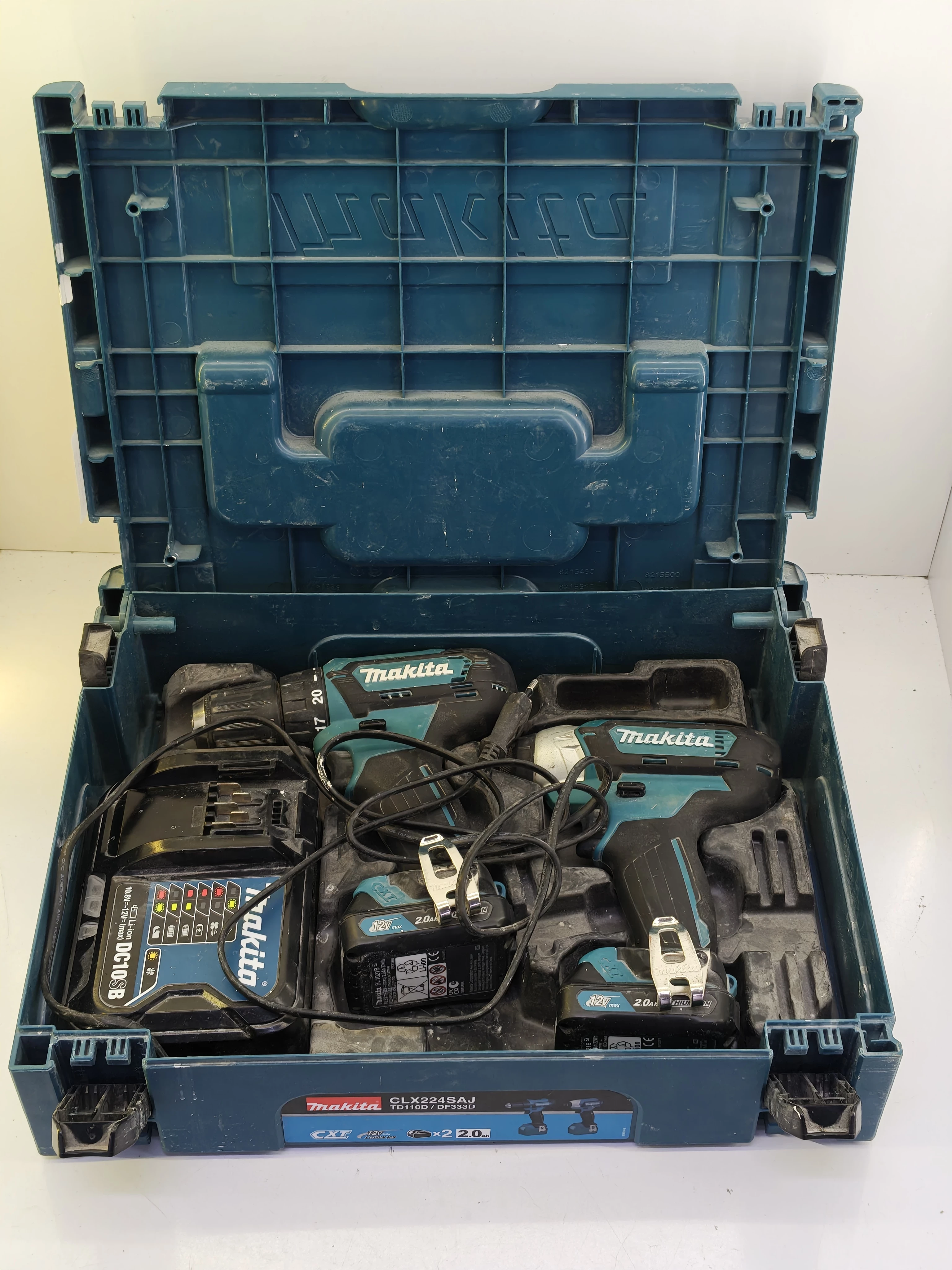 zestaw-makita-clx224saj-2-wkretarki-2x-aku-lad-walizka-ean-gtin-088381876766